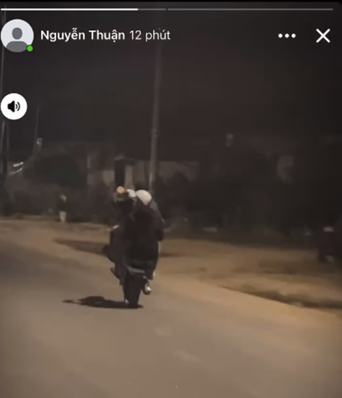 Xử lý 2 thiếu niên quay video điều khiển xe máy bốc đầu rồi đăng lên mạng xã hội- Ảnh 2. Xử lý 2 thiếu niên quay video điều khiển xe máy bốc đầu rồi đăng lên mạng xã hội- Ảnh 2.