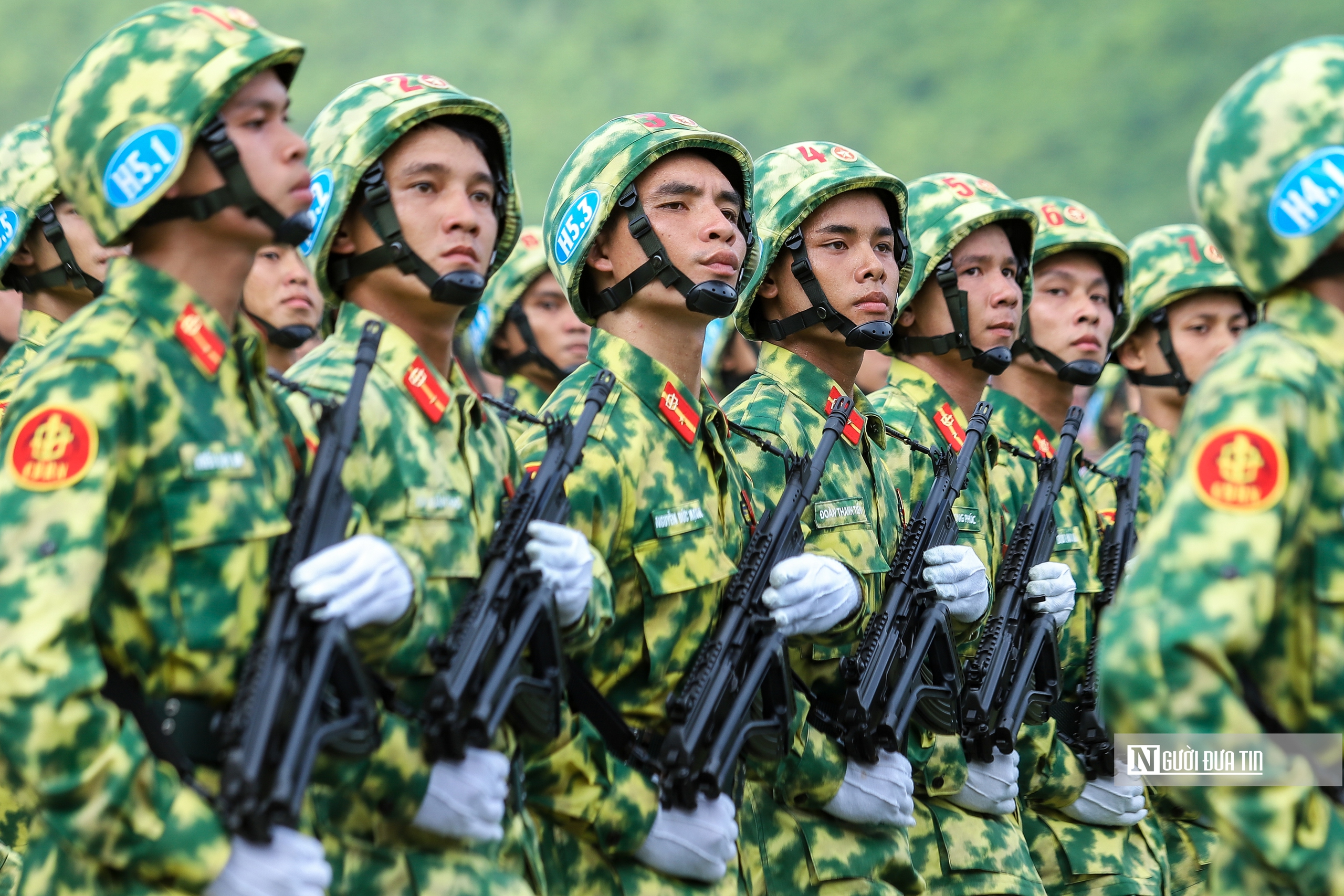 Cận cảnh chiến sĩ phòng hóa đeo tạ luyện tập giữa thao trường "đổ lửa" - Ảnh 3.