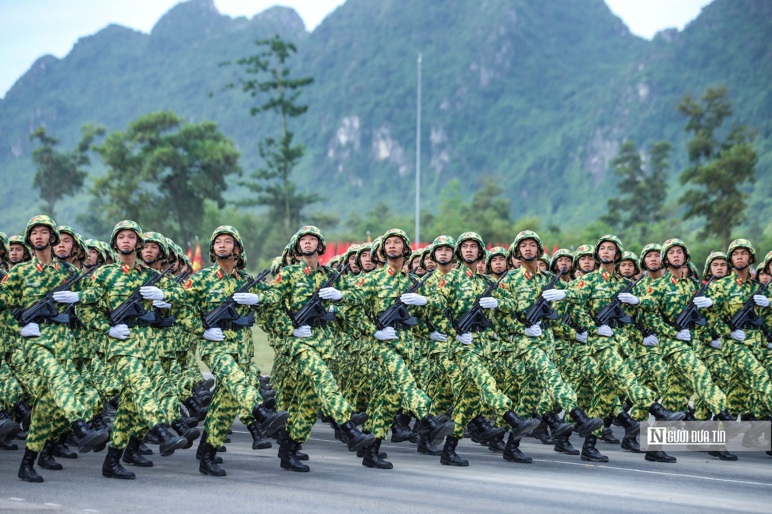 Cận cảnh chiến sĩ phòng hóa đeo tạ luyện tập giữa thao trường "đổ lửa" - Ảnh 2.