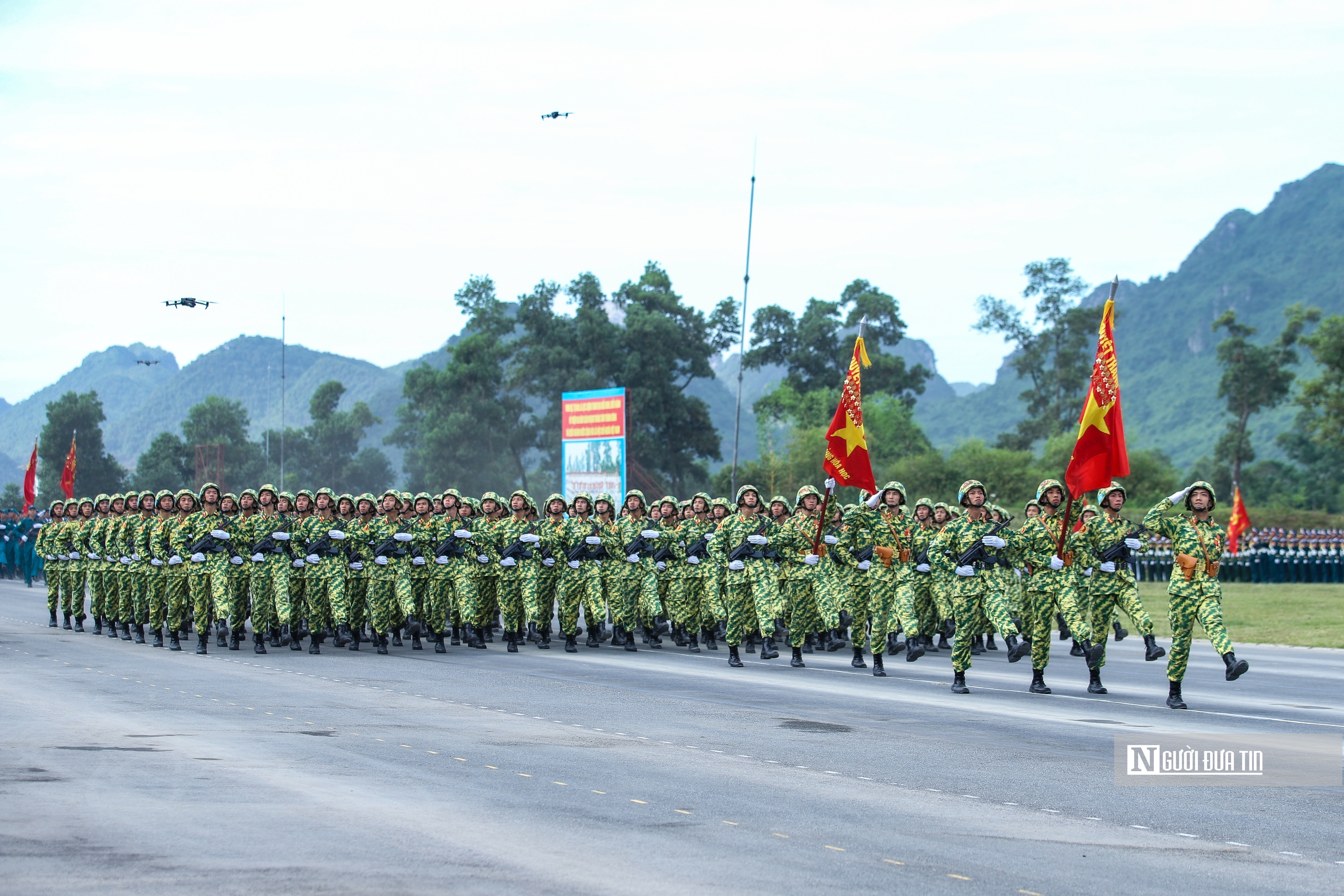 Cận cảnh chiến sĩ phòng hóa đeo tạ luyện tập giữa thao trường "đổ lửa" - Ảnh 1.
