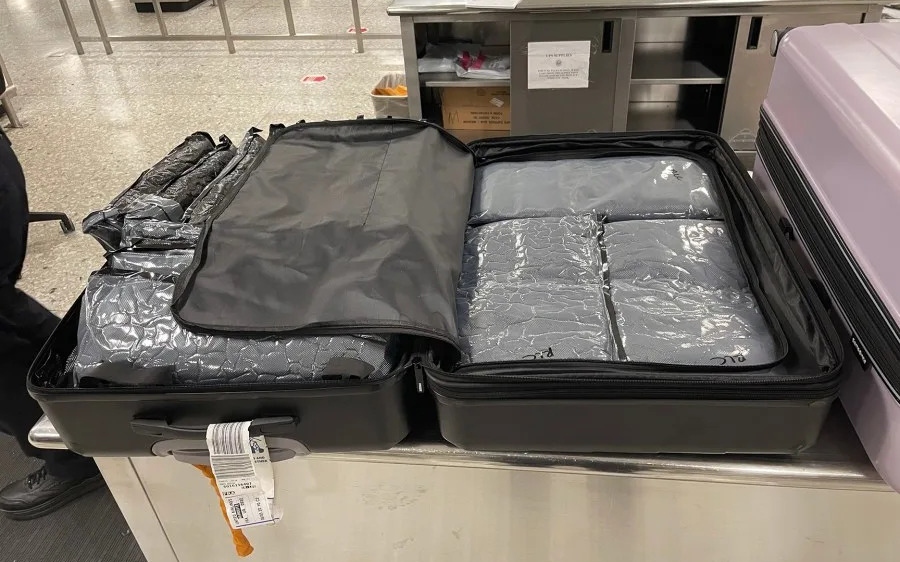 Người đàn ông phát hiện vali lạ chứa gần 3 tỷ tiền mặt, cảnh sát đến cái kết bất ngờ - Ảnh 3.