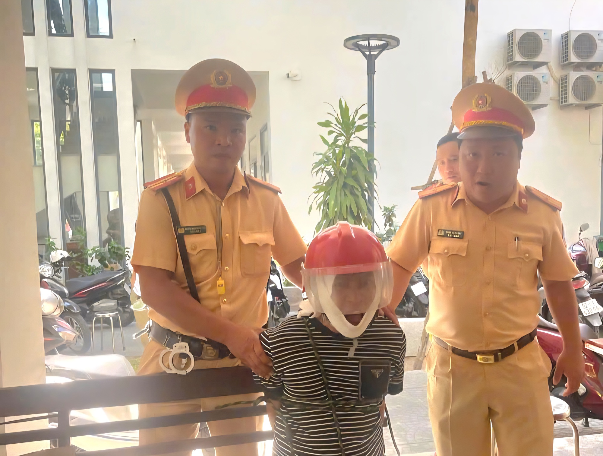 Khách "ngáo đá" đe dọa, tài xế Grab lái xe vào chốt CSGT cầu cứu - Ảnh 1.