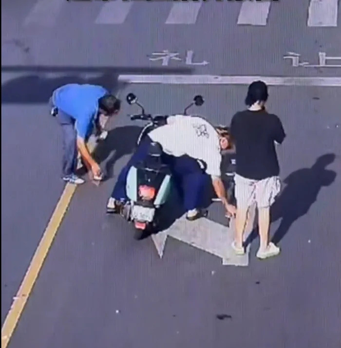 Băng qua đường, cụ ông làm rơi hết số tiền 7 triệu đồng lương hưu - Ảnh 1.