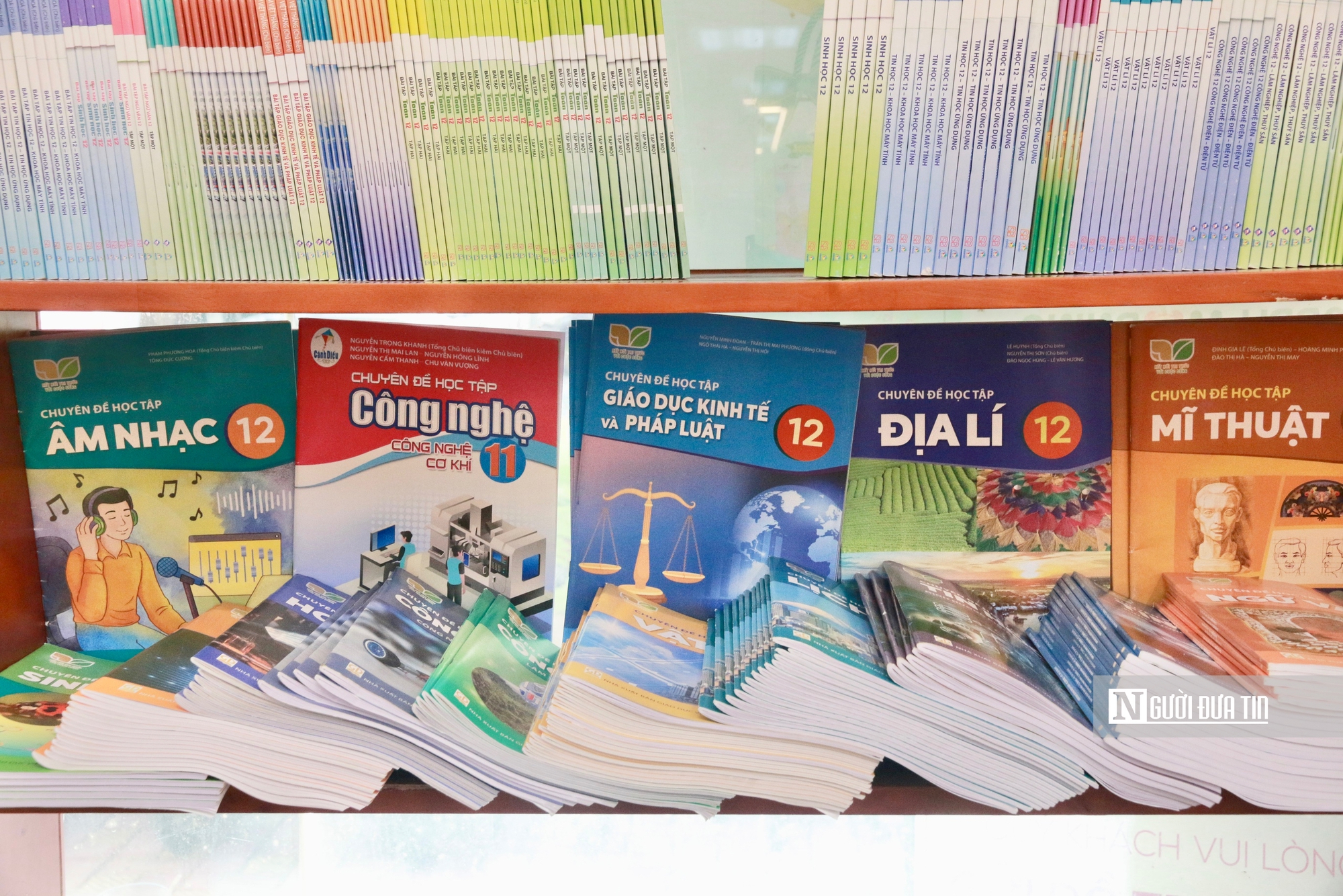 Mua sách giáo khoa: Phụ huynh lựa chọn nơi uy tín tránh hàng giả- Ảnh 1.