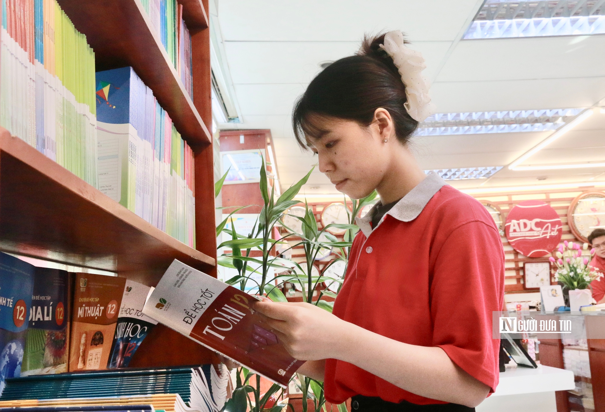 Mua sách giáo khoa: Phụ huynh lựa chọn nơi uy tín tránh hàng giả- Ảnh 2.