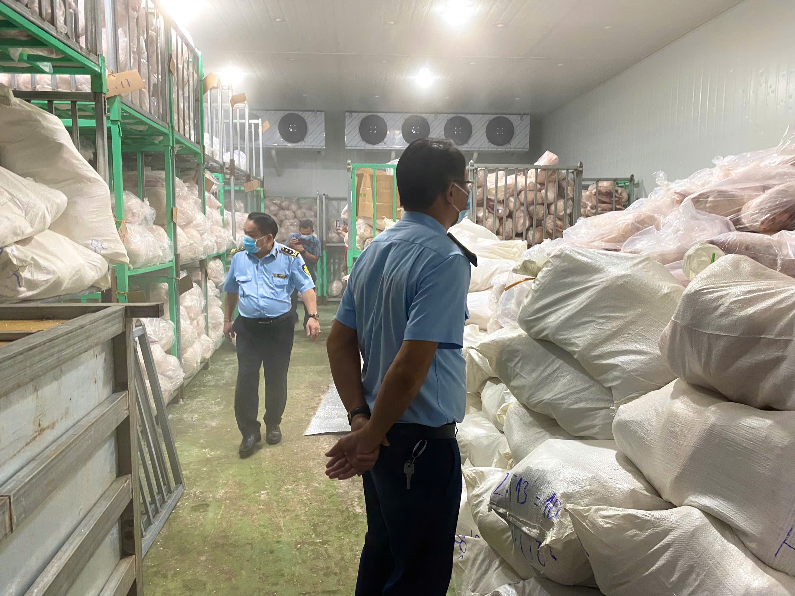 Phát hiện 1 tấn thịt lợn hôi thối, không rõ nguồn gốc tuồn ra thị trường- Ảnh 3. Phát hiện 1 tấn thịt lợn hôi thối, không rõ nguồn gốc tuồn ra thị trường- Ảnh 3.