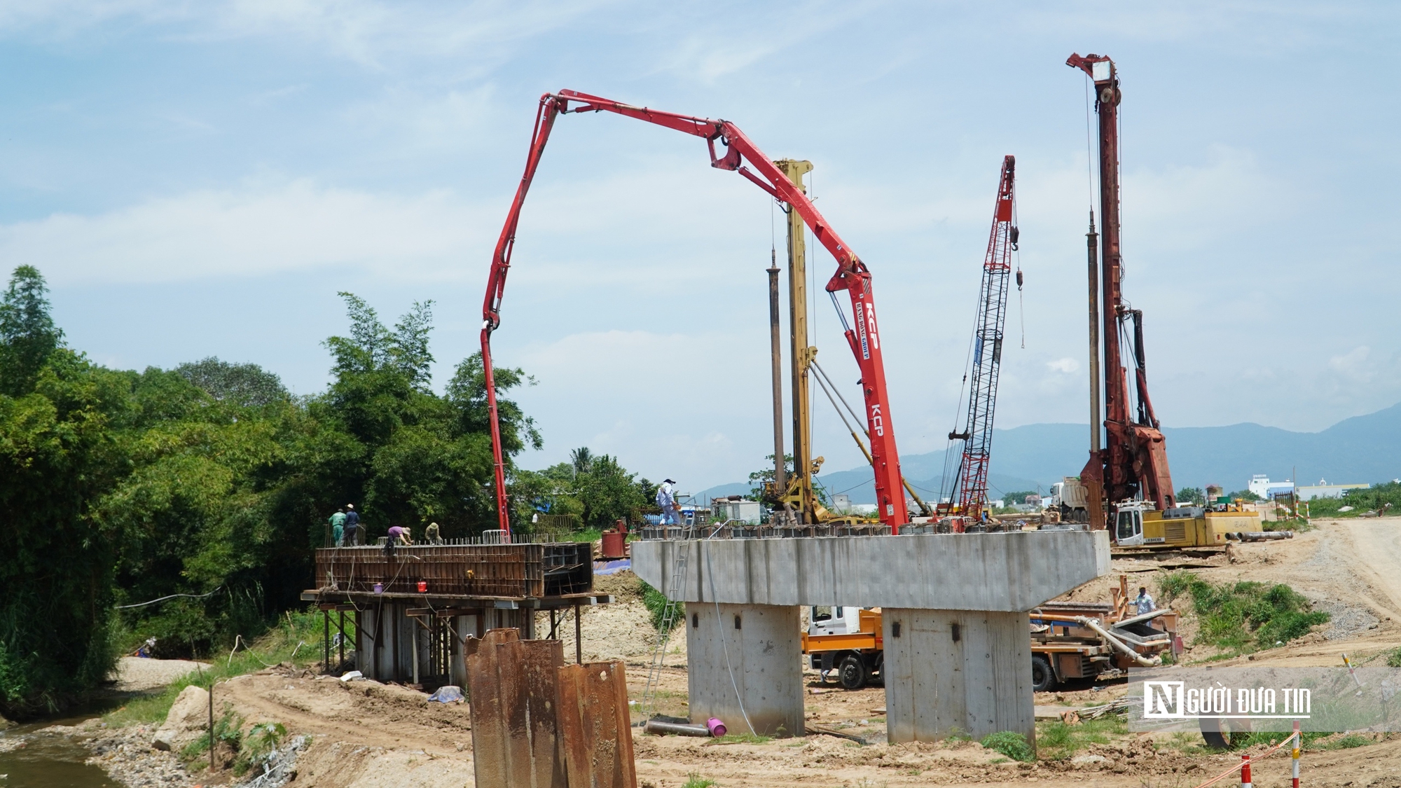Cận cảnh công trường thi công tuyến đường hàng trăm tỷ nối Quốc lộ 1 với cao tốc Bắc - Nam- Ảnh 1.