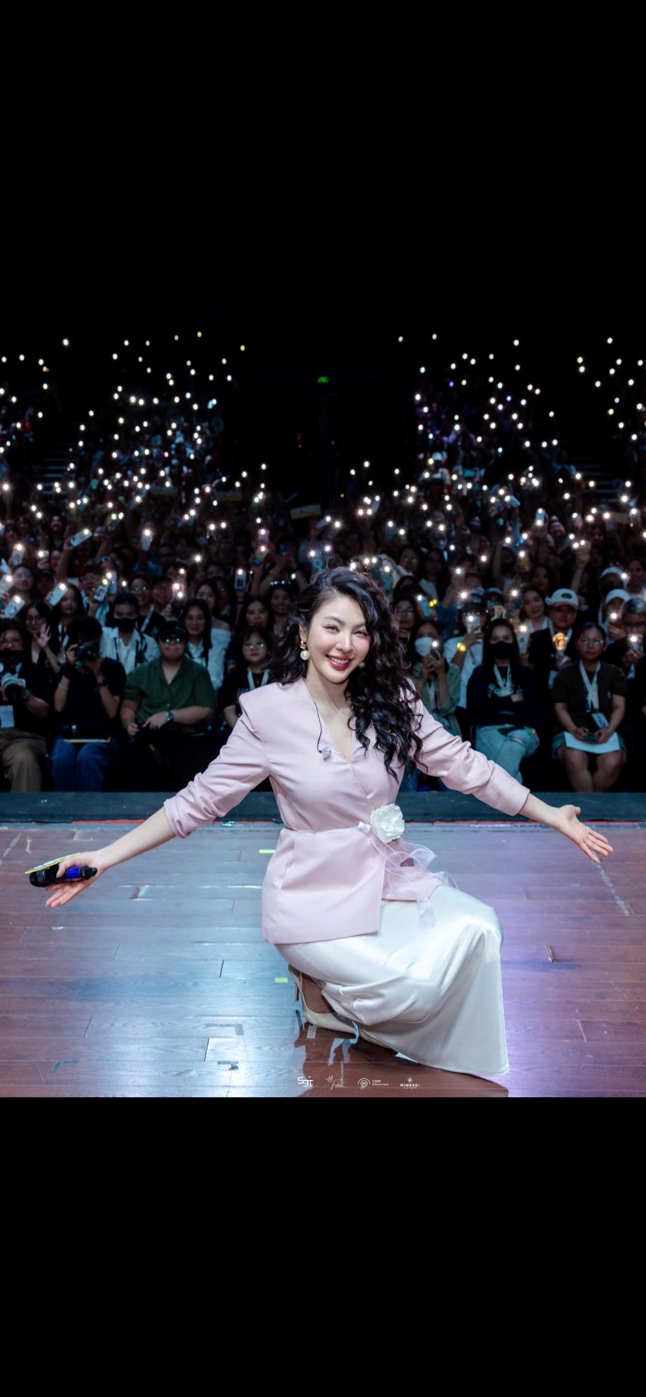 Faye Peraya Malisorn ‘gây sốt’ tại Việt Nam: Fanmeeting khiến fan Việt ‘tan chảy’ - Ảnh 10.