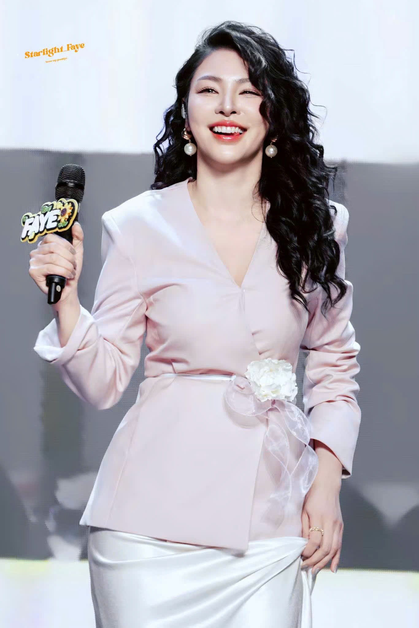 Faye Peraya Malisorn ‘gây sốt’ tại Việt Nam: Fanmeeting khiến fan Việt ‘tan chảy’ - Ảnh 3.
