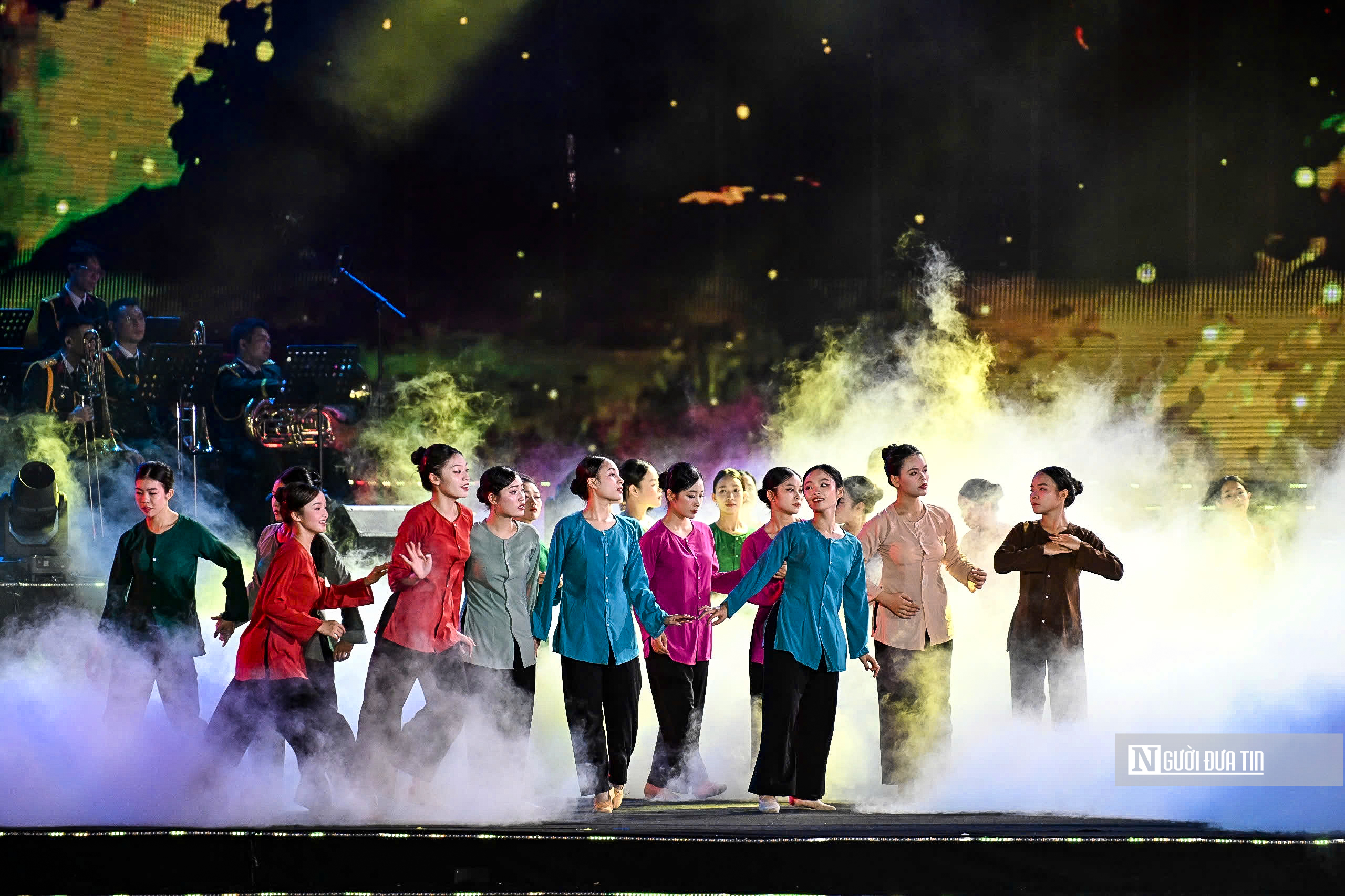 Tổng Bí thư Tô Lâm dự chương trình chính luận nghệ thuật "Dưới cờ vinh quang" - Ảnh 11.