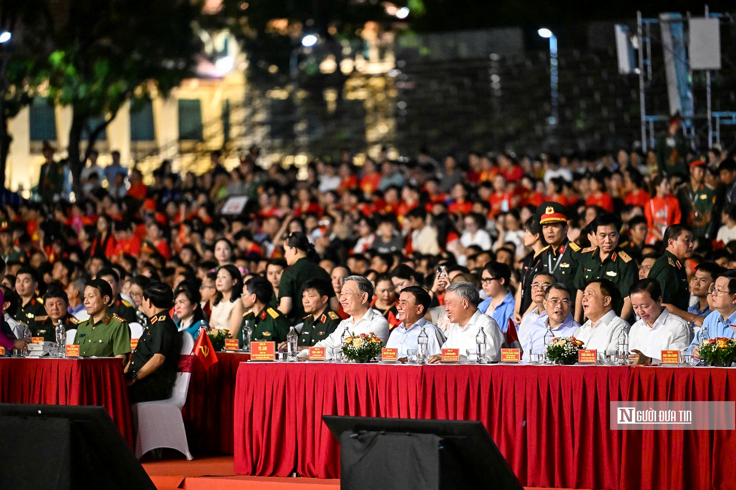 Tổng Bí thư Tô Lâm dự chương trình chính luận nghệ thuật "Dưới cờ vinh quang" - Ảnh 4.