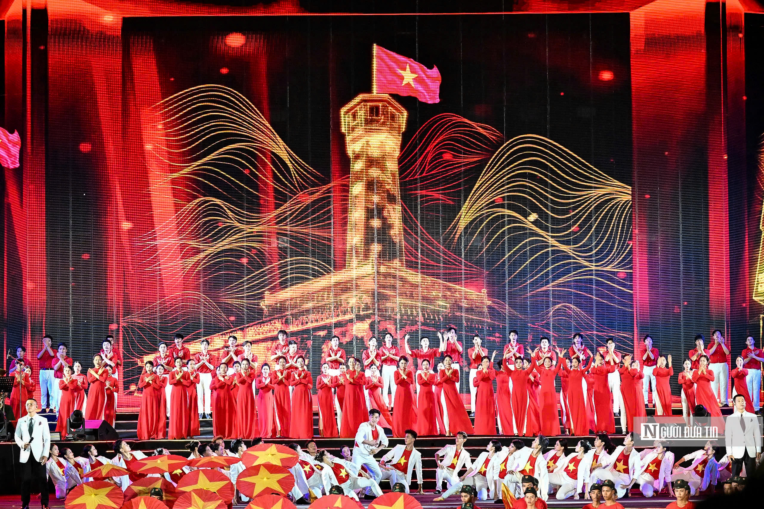 Tổng Bí thư Tô Lâm dự chương trình chính luận nghệ thuật "Dưới cờ vinh quang" - Ảnh 12.