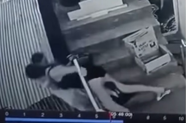 Ngã khỏi tầng 2 khi ôm bạn trai, người phụ nữ tử vong tại quán bar - Ảnh 1.