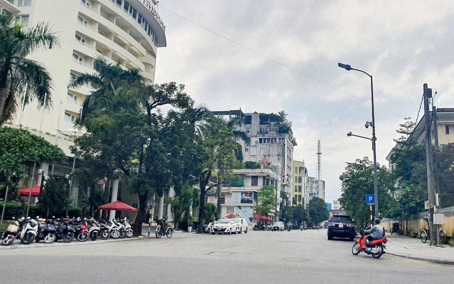 Huế rao đấu giá nhiều khách sạn nằm trên khu “đất vàng”- Ảnh 1. Huế rao đấu giá nhiều khách sạn nằm trên khu “đất vàng”- Ảnh 1.