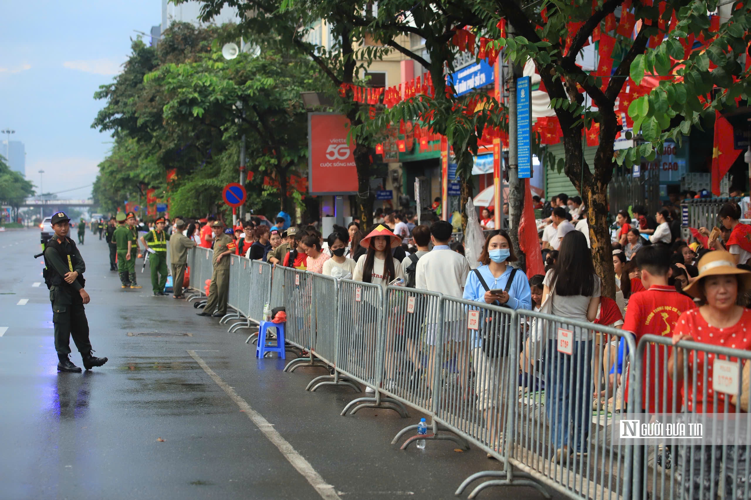 Hình ảnh biển người kiên trì đội mưa chờ Lễ diễu binh, diễu hành A80- Ảnh 5.