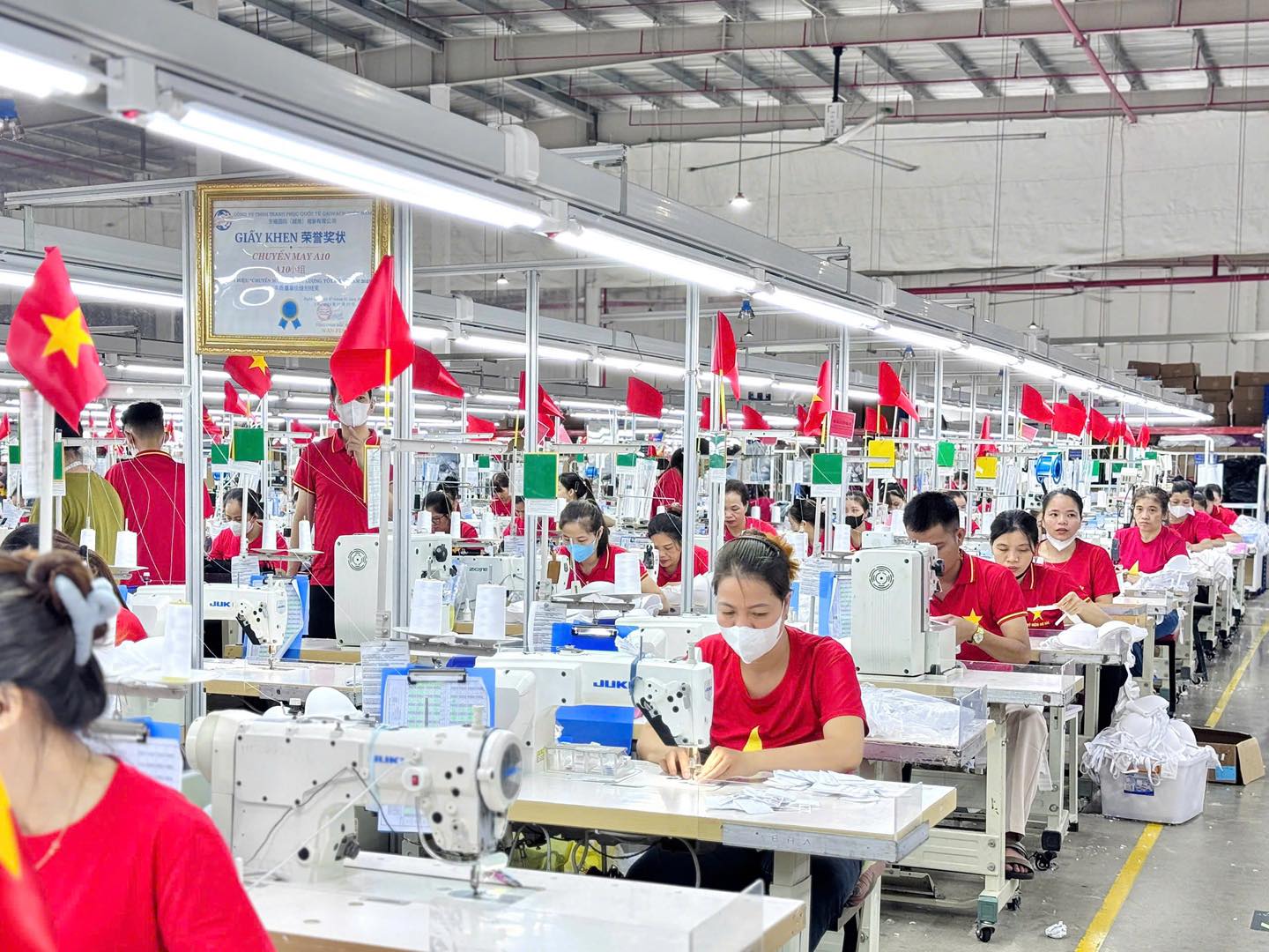 Công nhân Nghệ An “nhuộm đỏ” nhà xưởng bằng cờ Tổ quốc mừng 80 năm ngày Quốc khánh 2/9- Ảnh 1. Công nhân Nghệ An “nhuộm đỏ” nhà xưởng bằng cờ Tổ quốc mừng 80 năm ngày Quốc khánh 2/9- Ảnh 1.