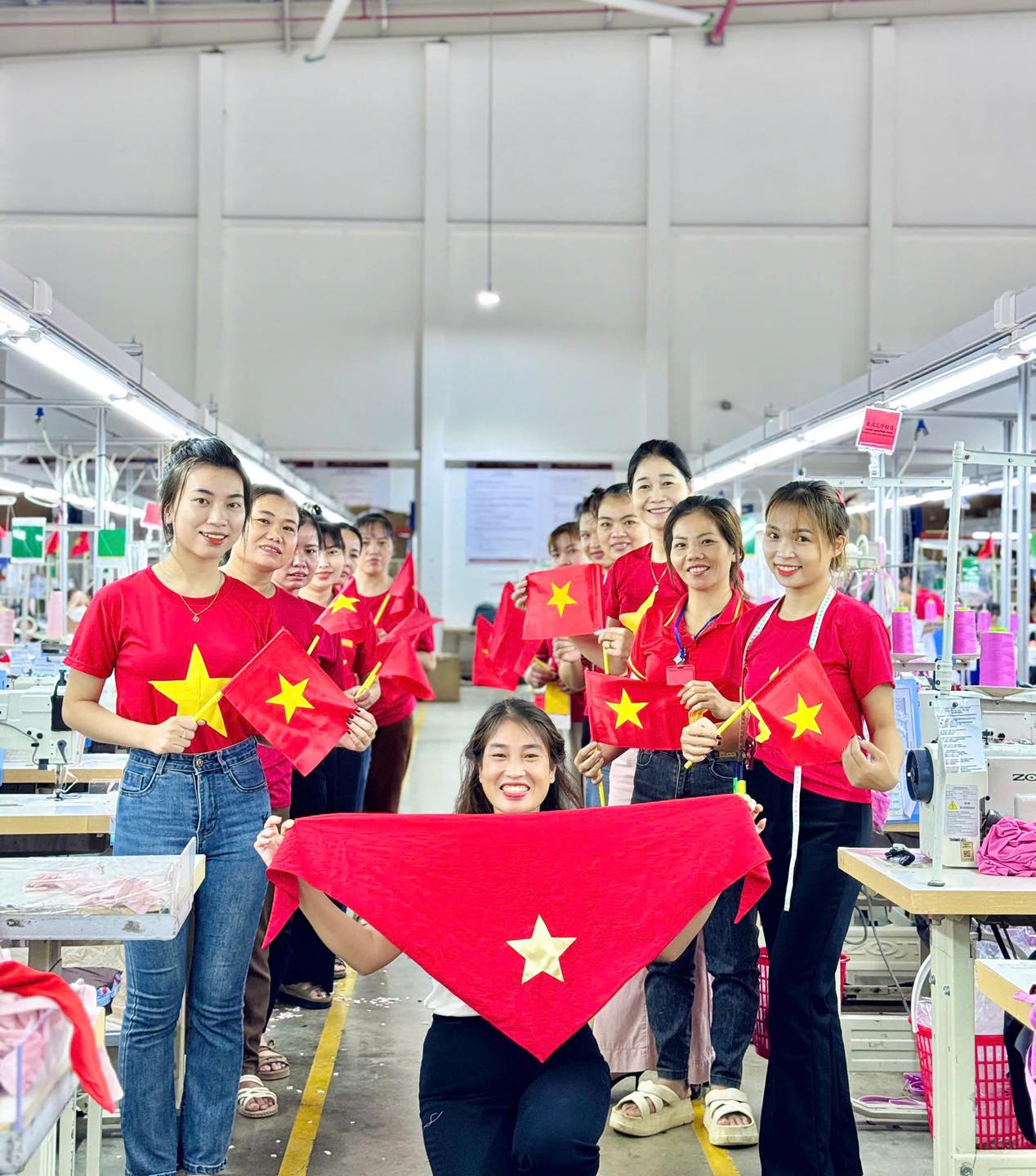 Công nhân Nghệ An “nhuộm đỏ” nhà xưởng bằng cờ Tổ quốc mừng 80 năm ngày Quốc khánh 2/9- Ảnh 4. Công nhân Nghệ An “nhuộm đỏ” nhà xưởng bằng cờ Tổ quốc mừng 80 năm ngày Quốc khánh 2/9- Ảnh 4.