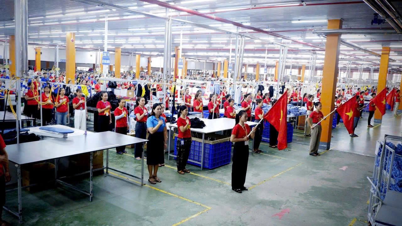 Công nhân Nghệ An “nhuộm đỏ” nhà xưởng bằng cờ Tổ quốc mừng 80 năm ngày Quốc khánh 2/9- Ảnh 15. Công nhân Nghệ An “nhuộm đỏ” nhà xưởng bằng cờ Tổ quốc mừng 80 năm ngày Quốc khánh 2/9- Ảnh 15.