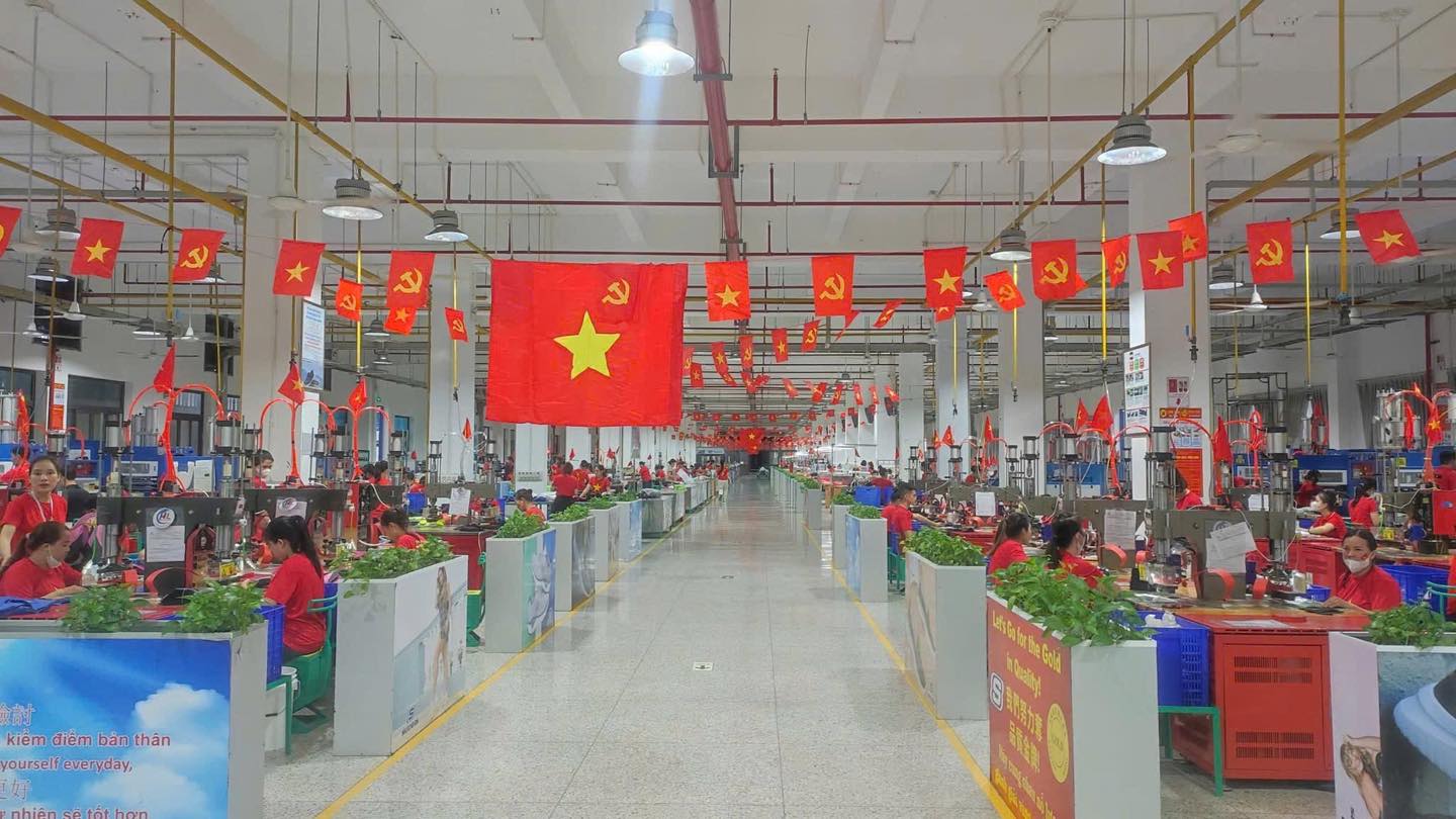 Công nhân Nghệ An “nhuộm đỏ” nhà xưởng bằng cờ Tổ quốc mừng 80 năm ngày Quốc khánh 2/9- Ảnh 10. Công nhân Nghệ An “nhuộm đỏ” nhà xưởng bằng cờ Tổ quốc mừng 80 năm ngày Quốc khánh 2/9- Ảnh 10.