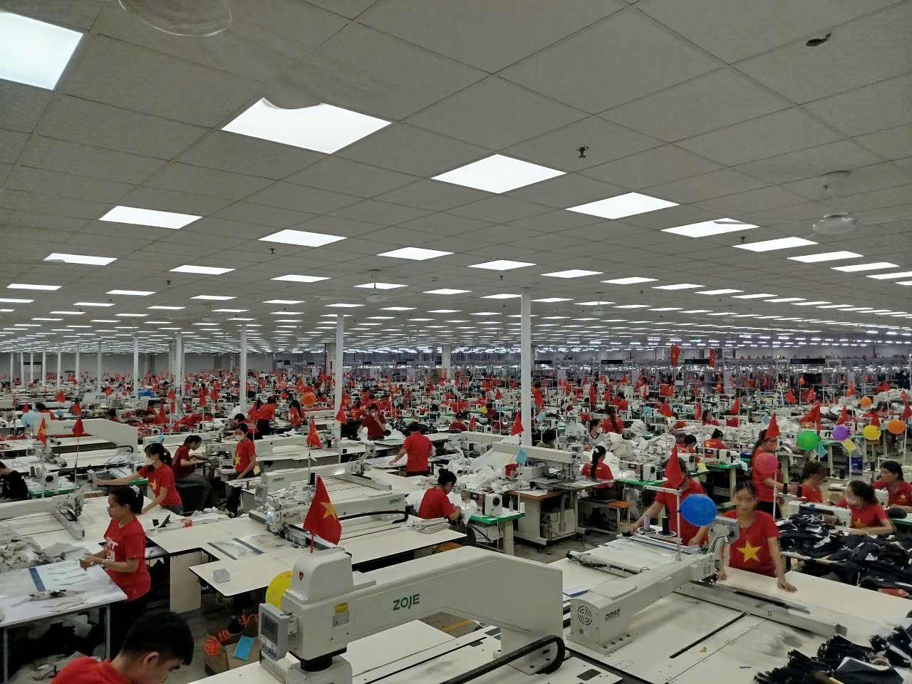 Công nhân Nghệ An “nhuộm đỏ” nhà xưởng bằng cờ Tổ quốc mừng 80 năm ngày Quốc khánh 2/9- Ảnh 8. Công nhân Nghệ An “nhuộm đỏ” nhà xưởng bằng cờ Tổ quốc mừng 80 năm ngày Quốc khánh 2/9- Ảnh 8.