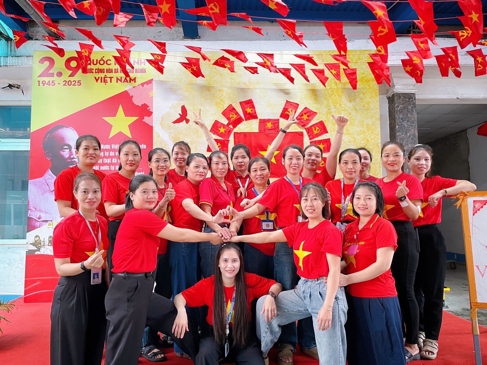 Công nhân Nghệ An “nhuộm đỏ” nhà xưởng bằng cờ Tổ quốc mừng 80 năm ngày Quốc khánh 2/9- Ảnh 12. Công nhân Nghệ An “nhuộm đỏ” nhà xưởng bằng cờ Tổ quốc mừng 80 năm ngày Quốc khánh 2/9- Ảnh 12.