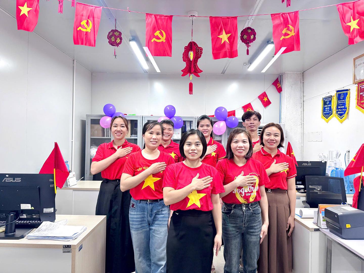 Công nhân Nghệ An “nhuộm đỏ” nhà xưởng bằng cờ Tổ quốc mừng 80 năm ngày Quốc khánh 2/9- Ảnh 3. Công nhân Nghệ An “nhuộm đỏ” nhà xưởng bằng cờ Tổ quốc mừng 80 năm ngày Quốc khánh 2/9- Ảnh 3.