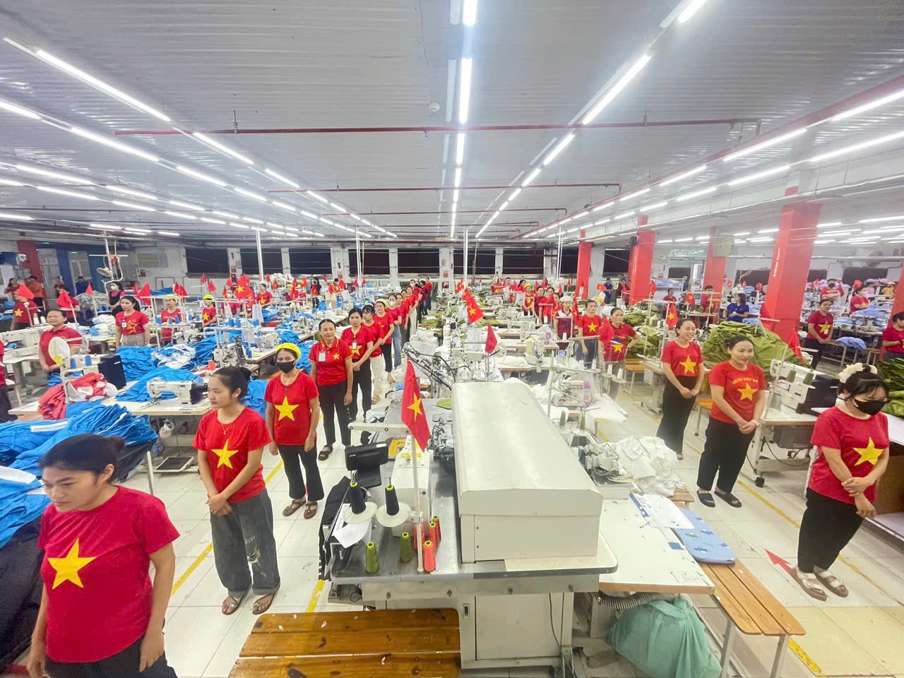 Công nhân Nghệ An “nhuộm đỏ” nhà xưởng bằng cờ Tổ quốc mừng 80 năm ngày Quốc khánh 2/9- Ảnh 11. Công nhân Nghệ An “nhuộm đỏ” nhà xưởng bằng cờ Tổ quốc mừng 80 năm ngày Quốc khánh 2/9- Ảnh 11.