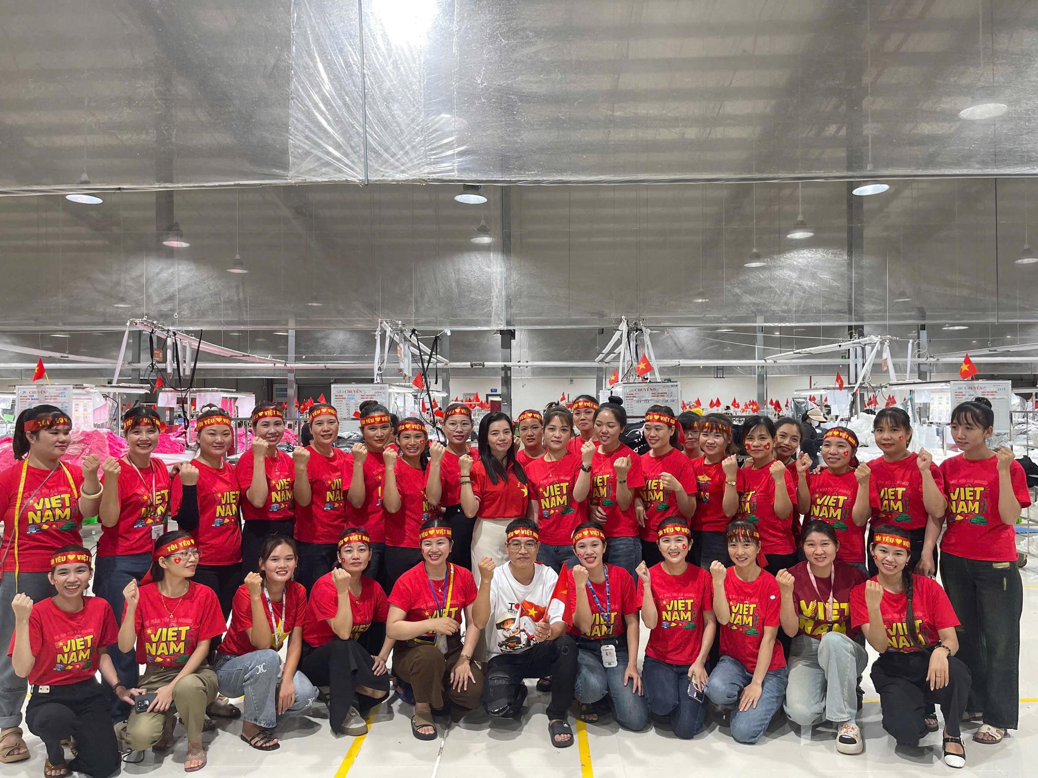 Công nhân Nghệ An “nhuộm đỏ” nhà xưởng bằng cờ Tổ quốc mừng 80 năm ngày Quốc khánh 2/9- Ảnh 5. Công nhân Nghệ An “nhuộm đỏ” nhà xưởng bằng cờ Tổ quốc mừng 80 năm ngày Quốc khánh 2/9- Ảnh 5.