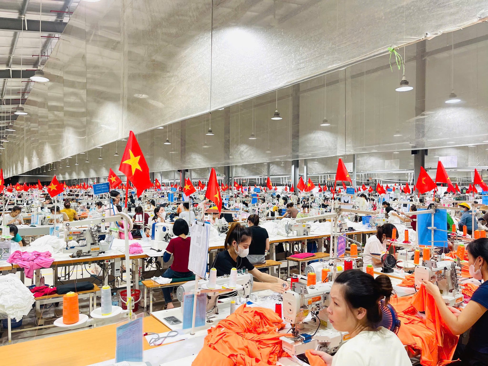Công nhân Nghệ An “nhuộm đỏ” nhà xưởng bằng cờ Tổ quốc mừng 80 năm ngày Quốc khánh 2/9- Ảnh 6. Công nhân Nghệ An “nhuộm đỏ” nhà xưởng bằng cờ Tổ quốc mừng 80 năm ngày Quốc khánh 2/9- Ảnh 6.