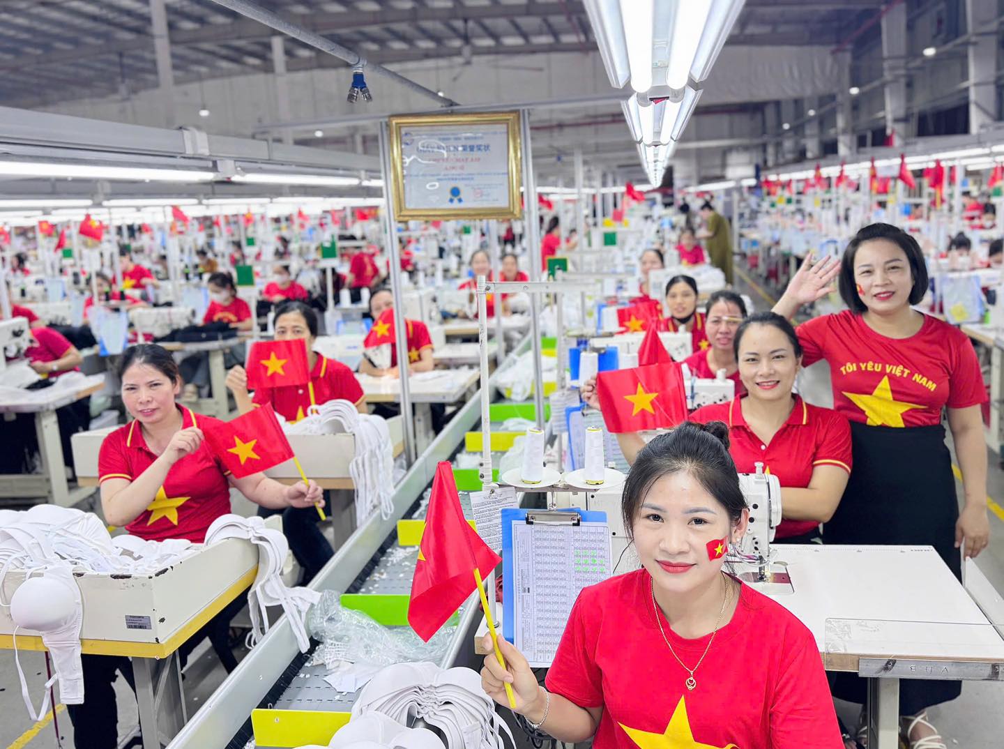Công nhân Nghệ An “nhuộm đỏ” nhà xưởng bằng cờ Tổ quốc mừng 80 năm ngày Quốc khánh 2/9- Ảnh 2. Công nhân Nghệ An “nhuộm đỏ” nhà xưởng bằng cờ Tổ quốc mừng 80 năm ngày Quốc khánh 2/9- Ảnh 2.