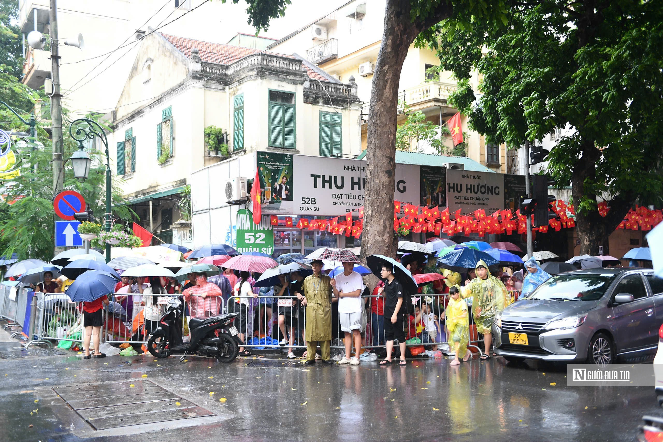 Hàng nghìn người cắm trại, đội mưa giữ chỗ xem diễu binh, diễu hành A80- Ảnh 27. Hàng nghìn người cắm trại, đội mưa giữ chỗ xem diễu binh, diễu hành A80- Ảnh 27.