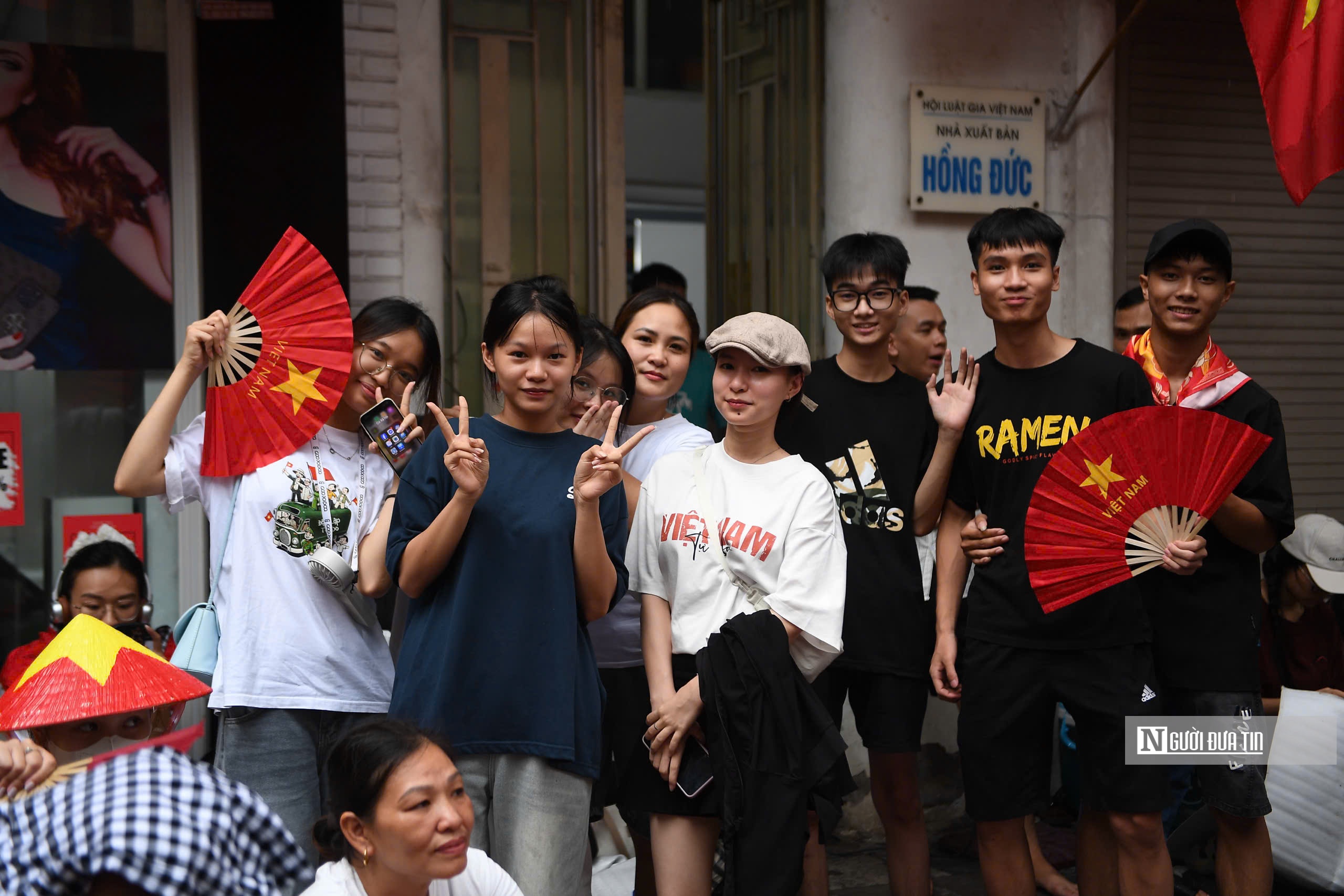 Hàng nghìn người cắm trại, đội mưa giữ chỗ xem diễu binh, diễu hành A80- Ảnh 15. Hàng nghìn người cắm trại, đội mưa giữ chỗ xem diễu binh, diễu hành A80- Ảnh 15.