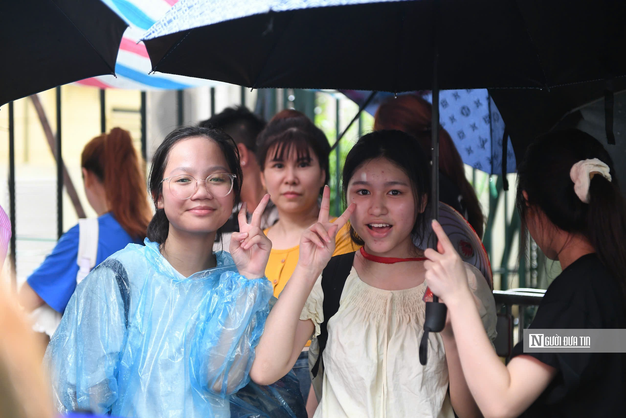 Hàng nghìn người cắm trại, đội mưa giữ chỗ xem diễu binh, diễu hành A80- Ảnh 22. Hàng nghìn người cắm trại, đội mưa giữ chỗ xem diễu binh, diễu hành A80- Ảnh 22.