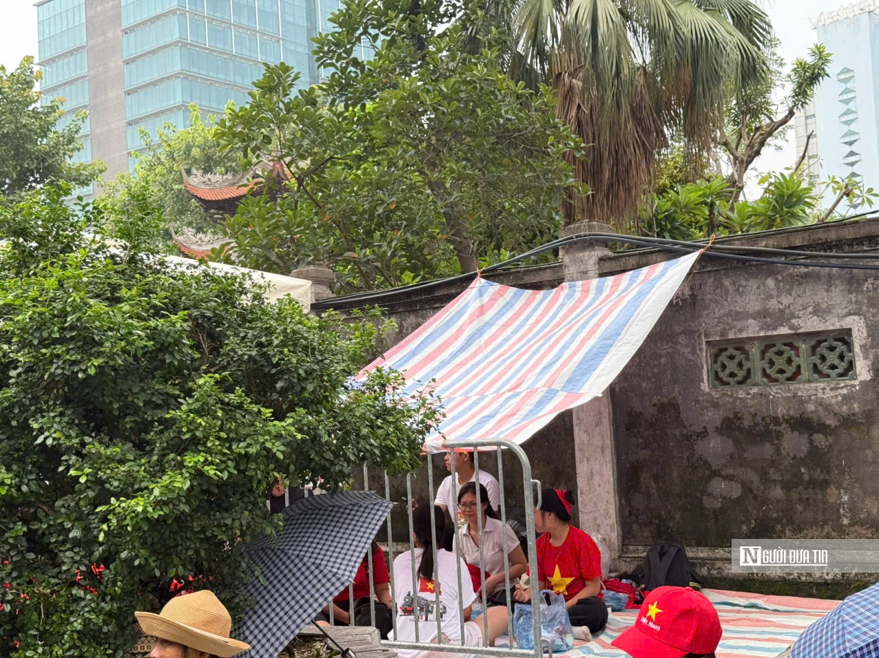 Hàng nghìn người cắm trại, đội mưa giữ chỗ xem diễu binh, diễu hành A80- Ảnh 19. Hàng nghìn người cắm trại, đội mưa giữ chỗ xem diễu binh, diễu hành A80- Ảnh 19.