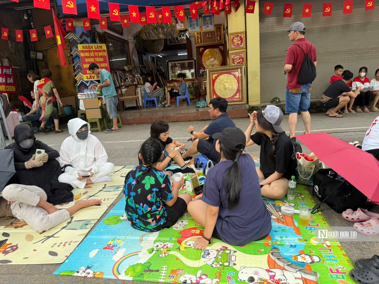 Hàng nghìn người cắm trại, đội mưa giữ chỗ xem diễu binh, diễu hành A80- Ảnh 10. Hàng nghìn người cắm trại, đội mưa giữ chỗ xem diễu binh, diễu hành A80- Ảnh 10.