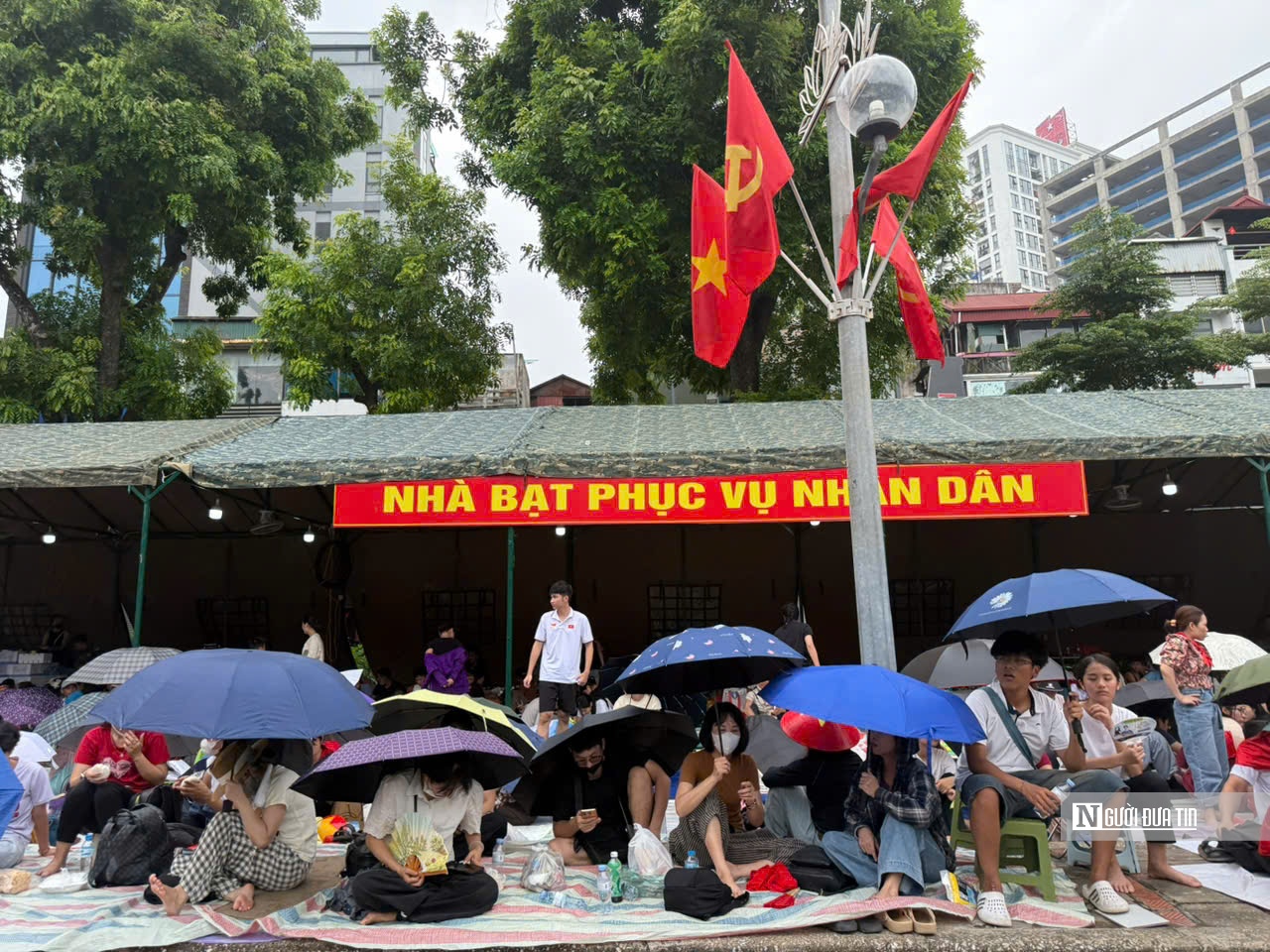 Hàng nghìn người cắm trại, đội mưa giữ chỗ xem diễu binh, diễu hành A80- Ảnh 5. Hàng nghìn người cắm trại, đội mưa giữ chỗ xem diễu binh, diễu hành A80- Ảnh 5.