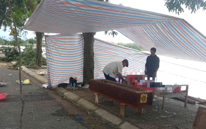 Cả gia đình đi xe máy qua đập tràn bị nước cuốn trôi, vợ bị tử vong- Ảnh 2.