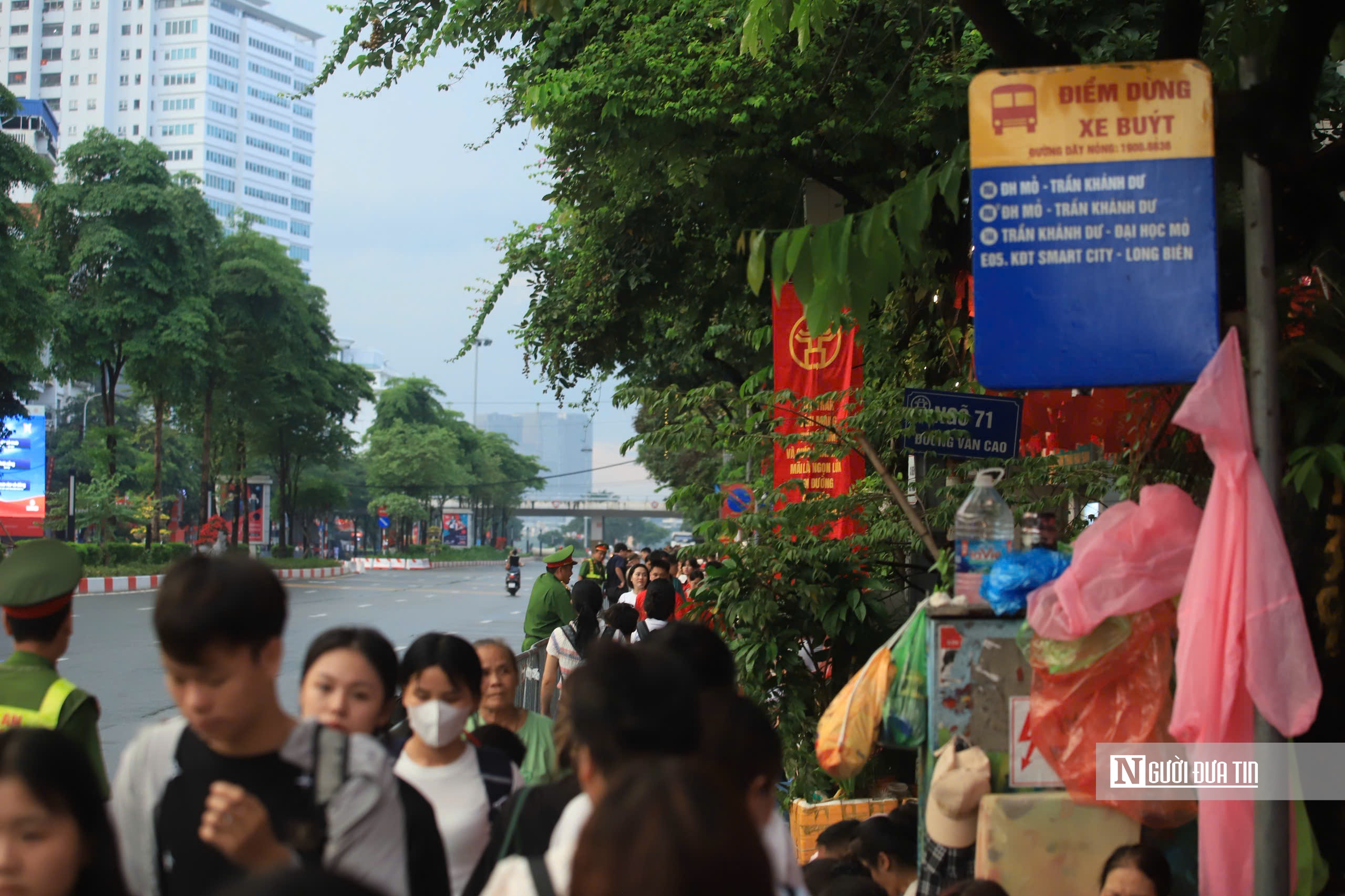 Hình ảnh biển người kiên trì đội mưa chờ Lễ diễu binh, diễu hành A80- Ảnh 13.