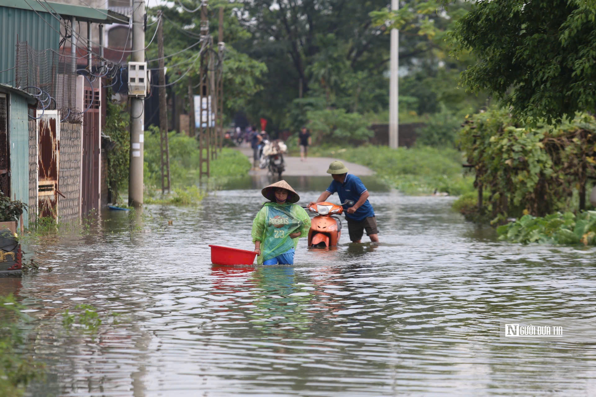 Nước lũ tràn qua đê sông Bùi, nhiều nơi ở ngoại thành Hà Nội ngập sâu- Ảnh 4. Nước lũ tràn qua đê sông Bùi, nhiều nơi ở ngoại thành Hà Nội ngập sâu- Ảnh 4.