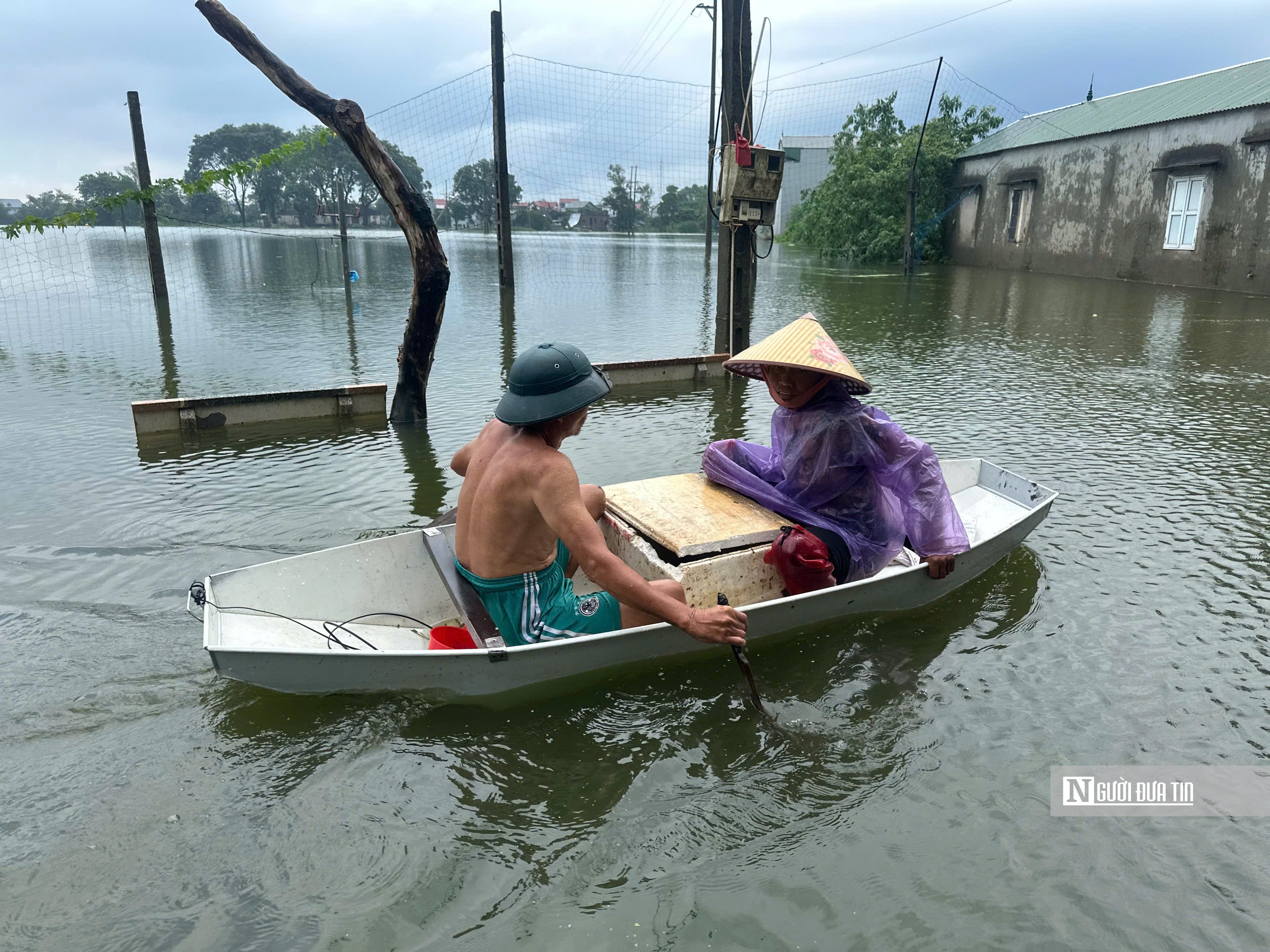 Nước lũ tràn qua đê sông Bùi, nhiều nơi ở ngoại thành Hà Nội ngập sâu- Ảnh 10. Nước lũ tràn qua đê sông Bùi, nhiều nơi ở ngoại thành Hà Nội ngập sâu- Ảnh 10.