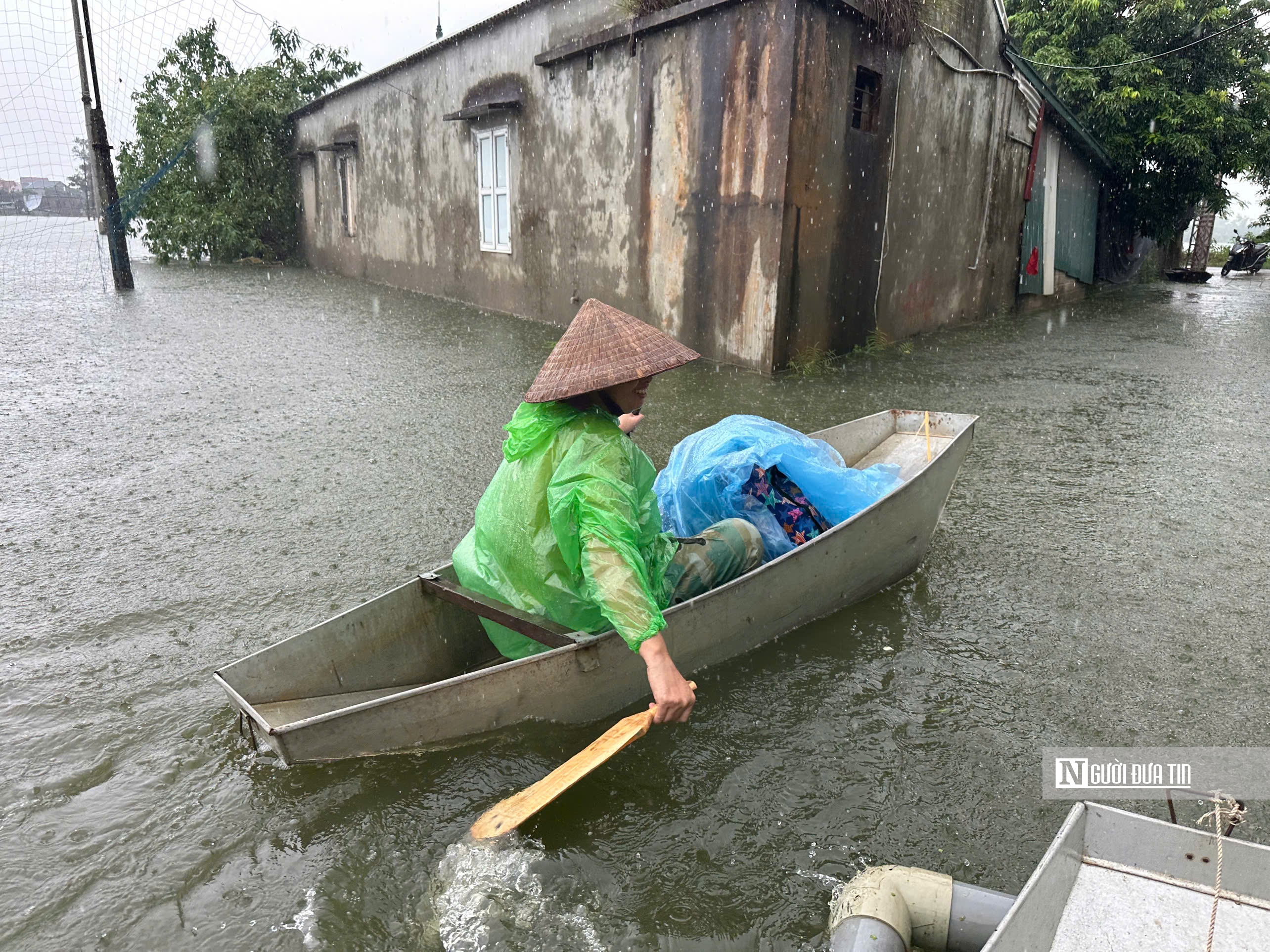 Nước lũ tràn qua đê sông Bùi, nhiều nơi ở ngoại thành Hà Nội ngập sâu- Ảnh 6. Nước lũ tràn qua đê sông Bùi, nhiều nơi ở ngoại thành Hà Nội ngập sâu- Ảnh 6.
