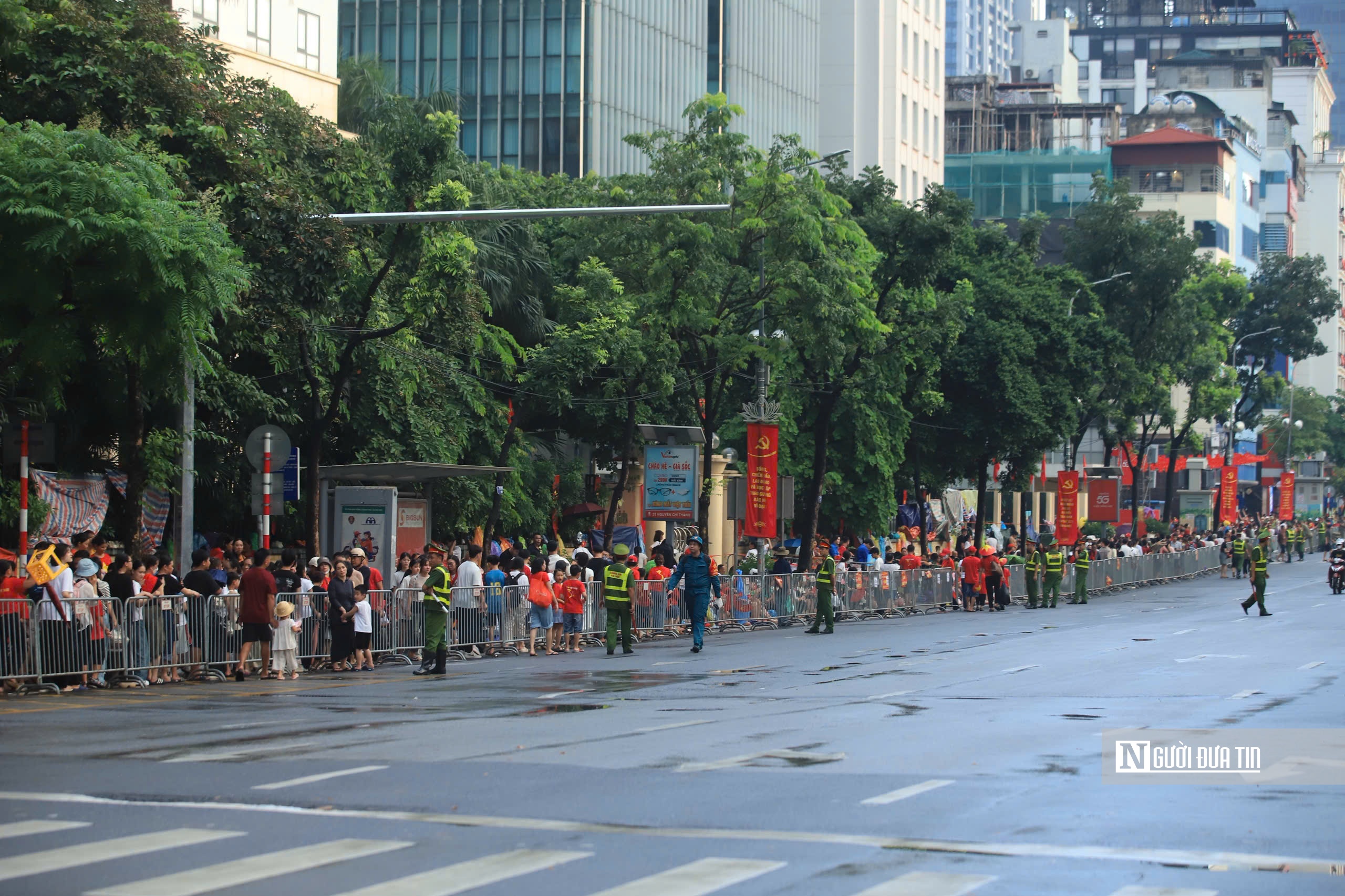 Hình ảnh biển người kiên trì đội mưa chờ Lễ diễu binh, diễu hành A80- Ảnh 7.