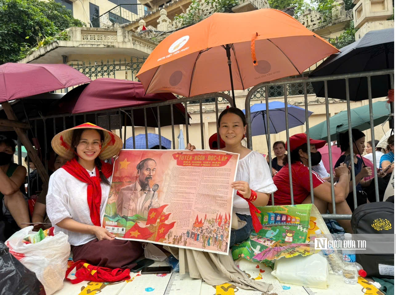 Hàng nghìn người cắm trại, đội mưa giữ chỗ xem diễu binh, diễu hành A80- Ảnh 3. Hàng nghìn người cắm trại, đội mưa giữ chỗ xem diễu binh, diễu hành A80- Ảnh 3.
