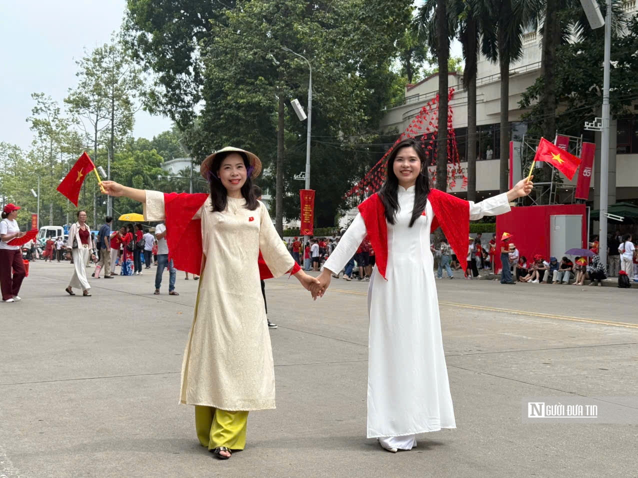 Hàng nghìn người cắm trại, đội mưa giữ chỗ xem diễu binh, diễu hành A80- Ảnh 14. Hàng nghìn người cắm trại, đội mưa giữ chỗ xem diễu binh, diễu hành A80- Ảnh 14.
