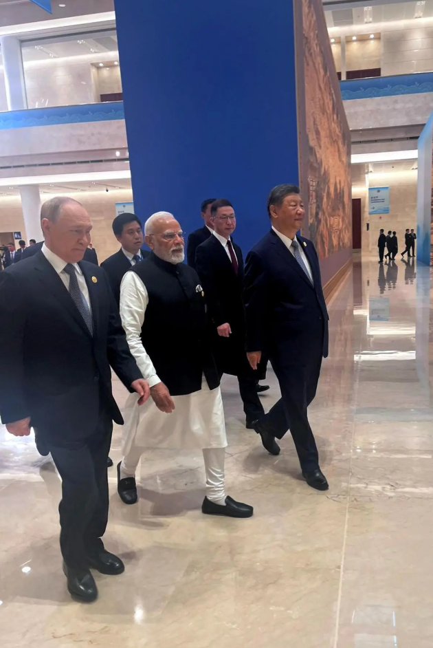 Khoảnh khắc khi ông Putin, ông Modi, ông Tập Cận Bình sóng vai bước tại hội nghị SCO - Ảnh 1.