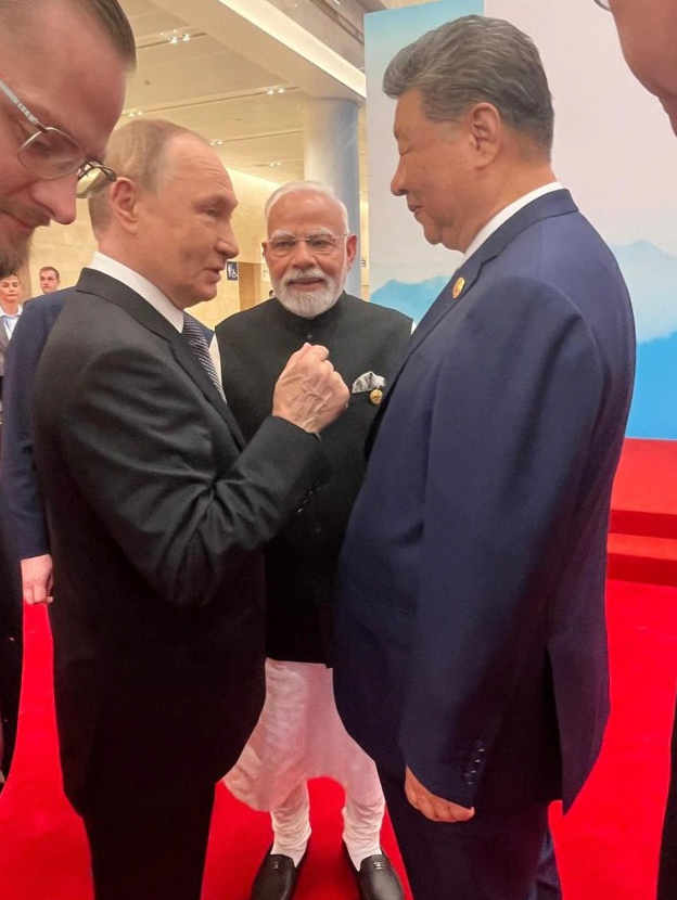 Khoảnh khắc khi ông Putin, ông Modi, ông Tập Cận Bình sóng vai bước tại hội nghị SCO - Ảnh 2.