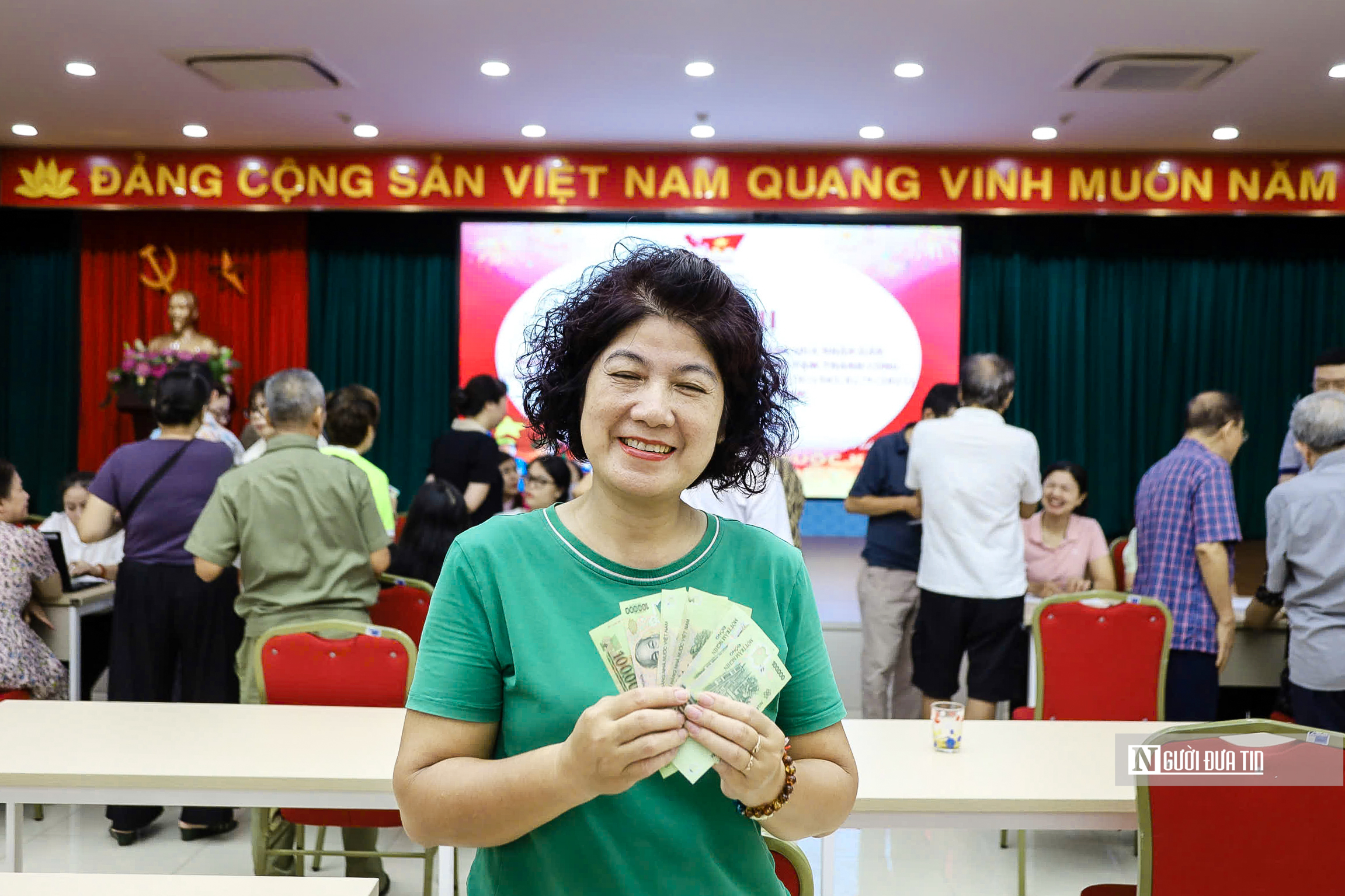 Hà Nội: Người dân phấn khởi nhận quà Tết Độc lập- Ảnh 8. Hà Nội: Người dân phấn khởi nhận quà Tết Độc lập- Ảnh 8.