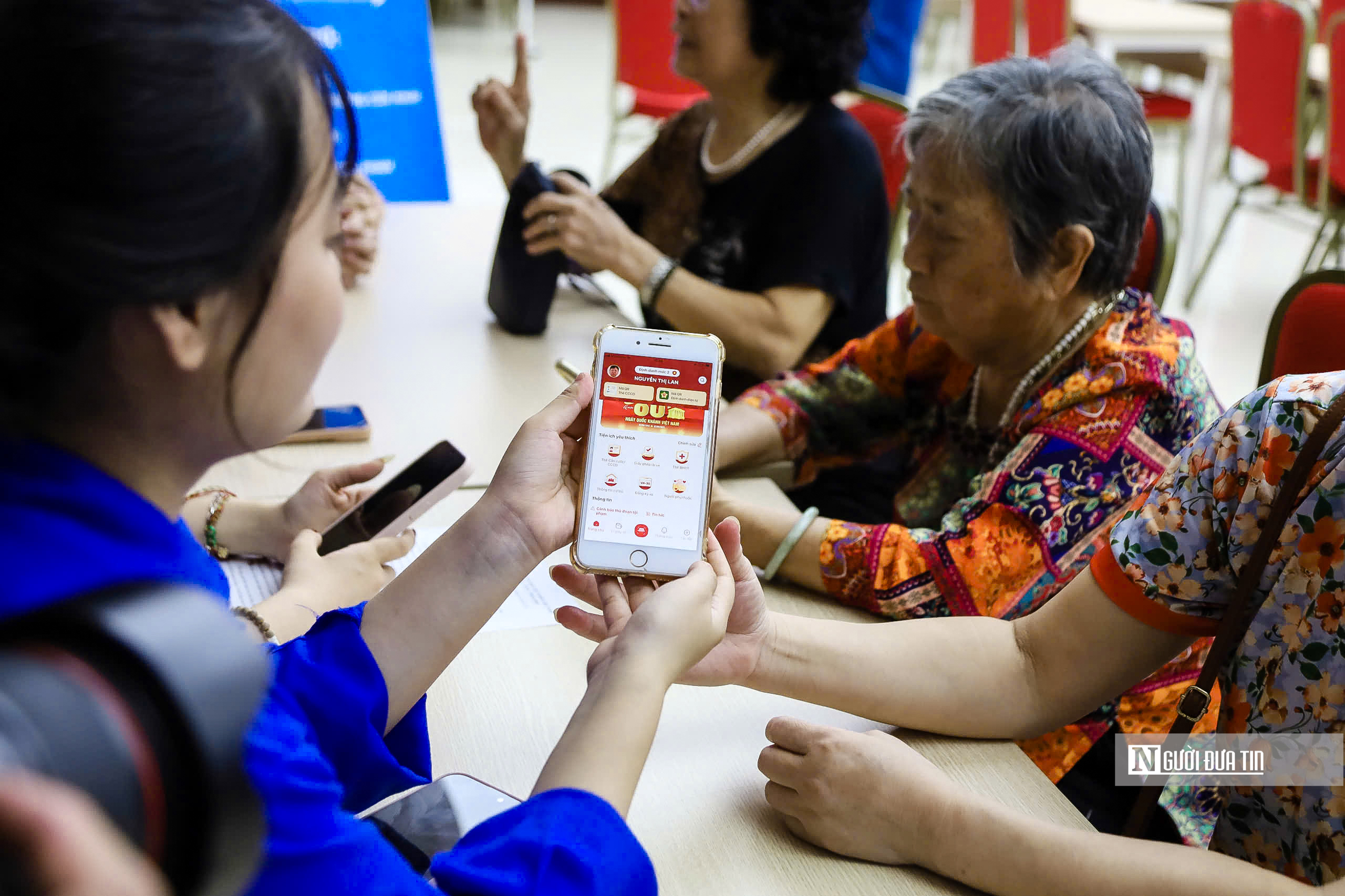 Hà Nội: Người dân phấn khởi nhận quà Tết Độc lập- Ảnh 4. Hà Nội: Người dân phấn khởi nhận quà Tết Độc lập- Ảnh 4.