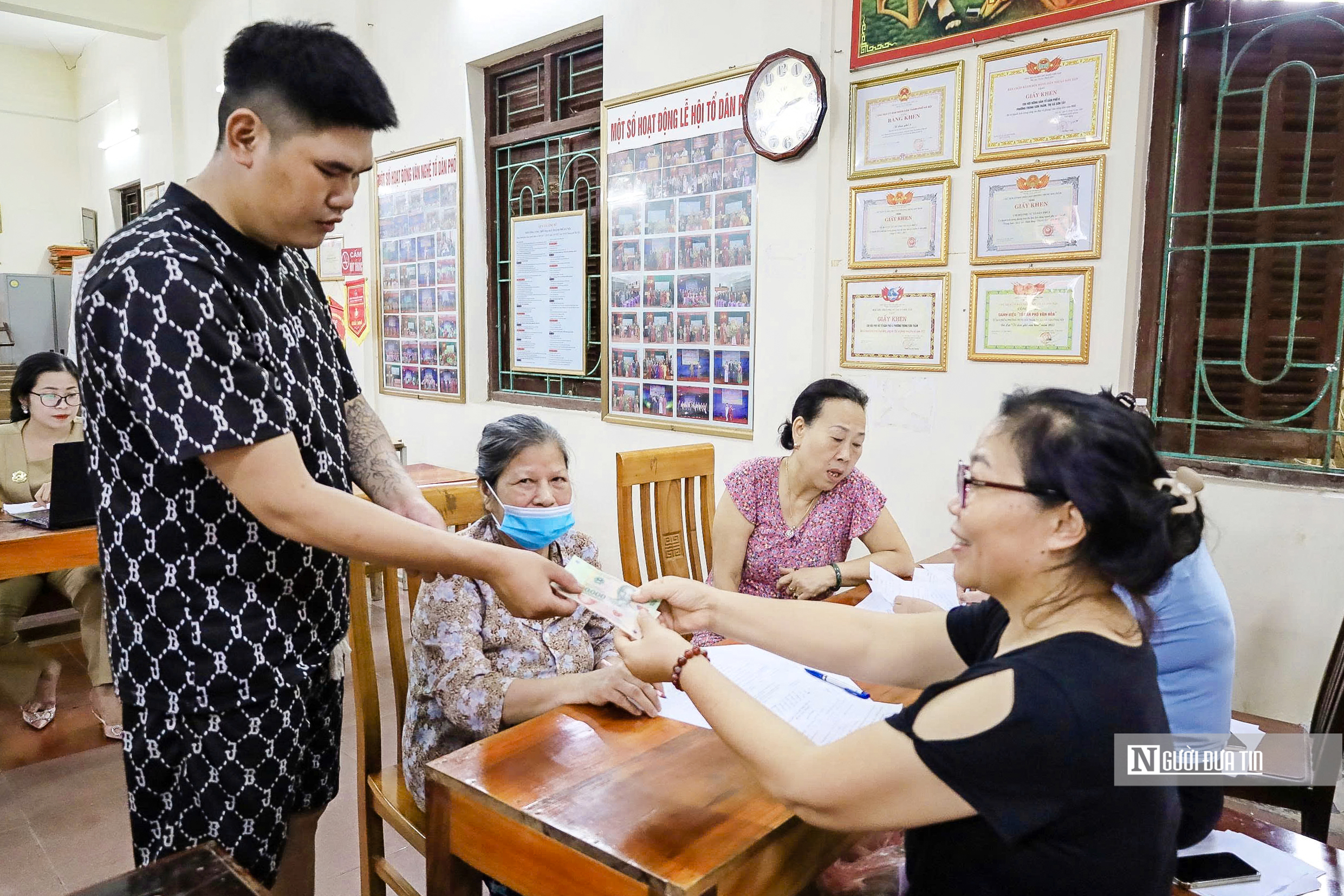 Hà Nội: Người dân phấn khởi nhận quà Tết Độc lập- Ảnh 12. Hà Nội: Người dân phấn khởi nhận quà Tết Độc lập- Ảnh 12.