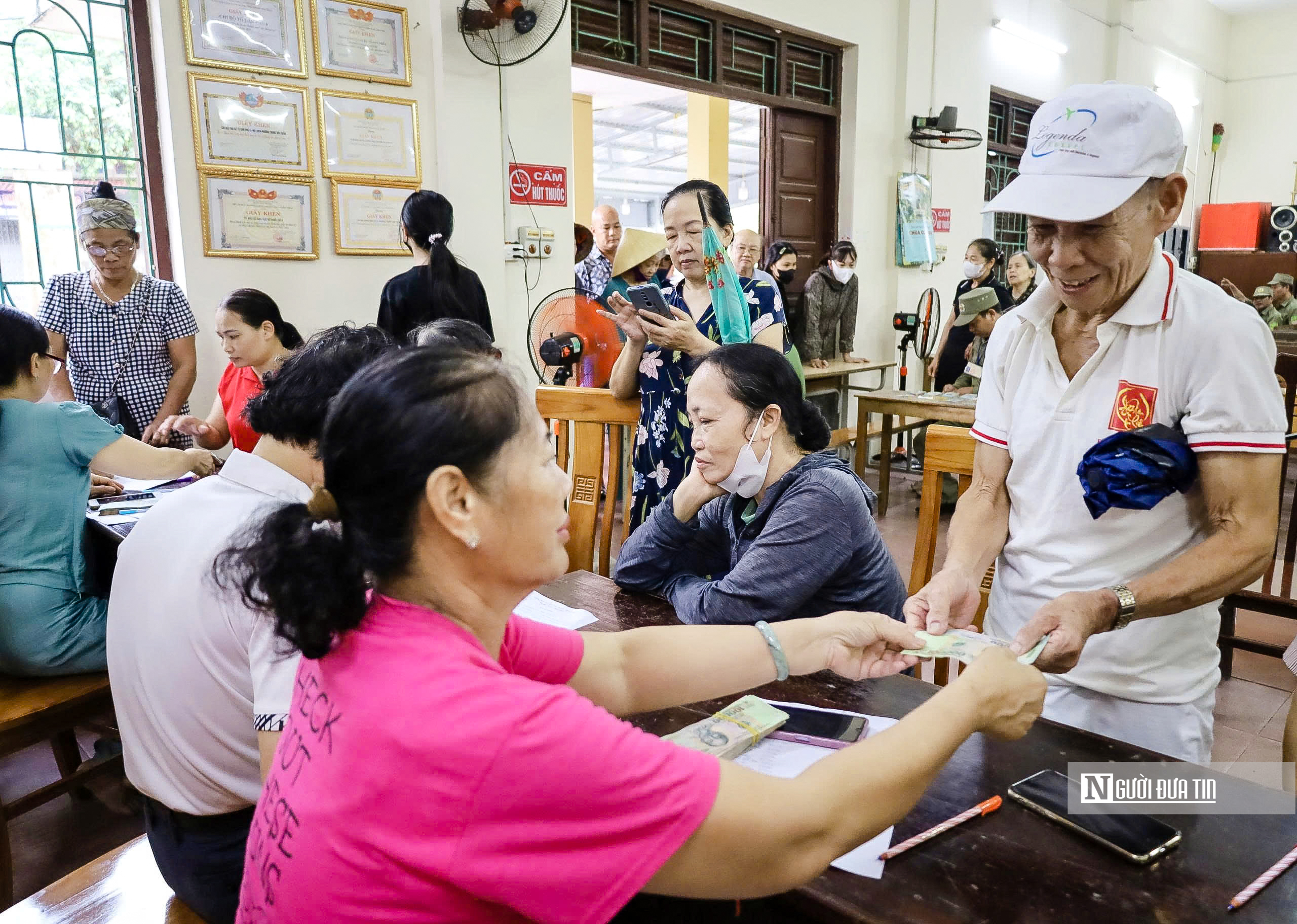 Hà Nội: Người dân phấn khởi nhận quà Tết Độc lập- Ảnh 10. Hà Nội: Người dân phấn khởi nhận quà Tết Độc lập- Ảnh 10.